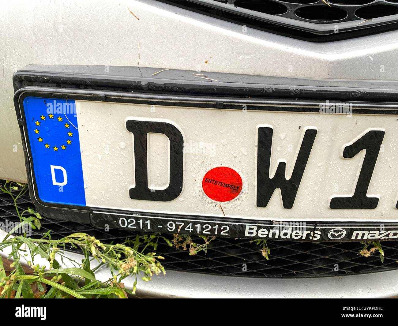 Gepfändet! Siegel und Aufkleber auf einem Auto a Düsseldorf. Der rote Punkt an stelle des Stadtsiegels macht die Stilllegung sofort sichtbar. Foto Stock