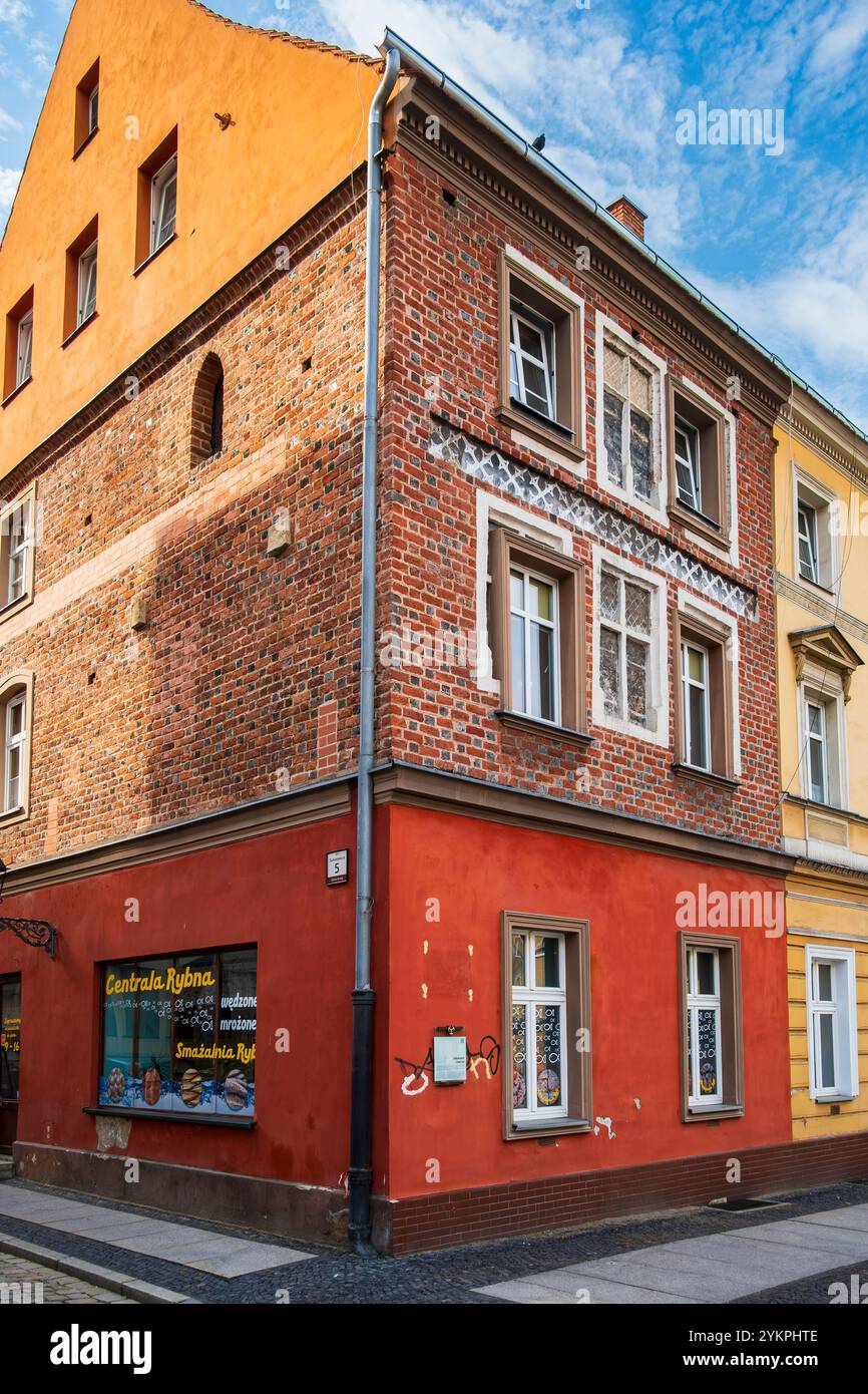 Casa del produttore di abbigliamento, storico edificio medievale con finte finestre dietro il municipio sul Ring, nella città di Brzeg, Voivodato di Opole, Polonia. Foto Stock
