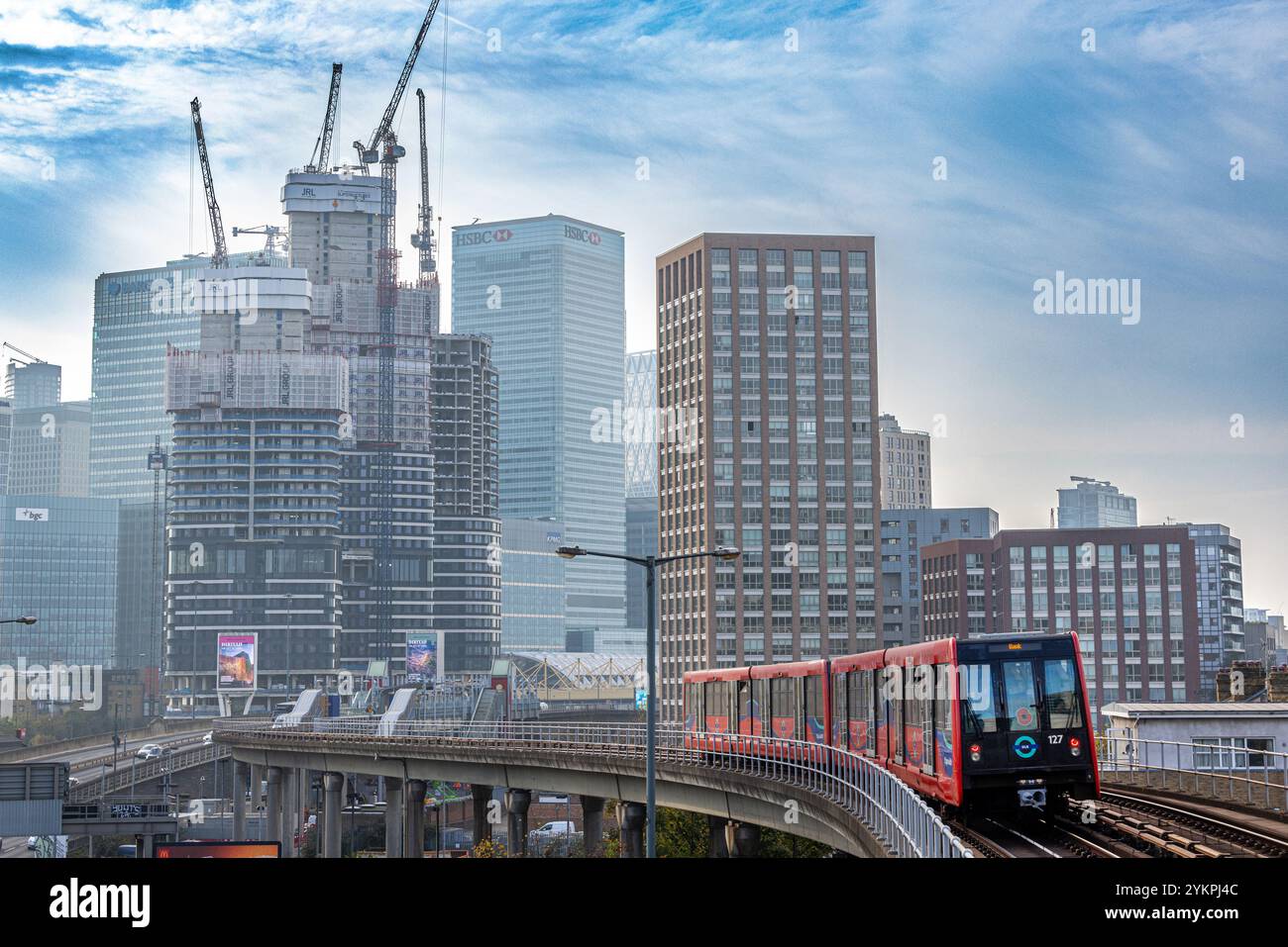 Canary Wharf skyline il treno DLR parte dalla stazione di East India a London Docklands verso Canary Wharf . Foto Stock