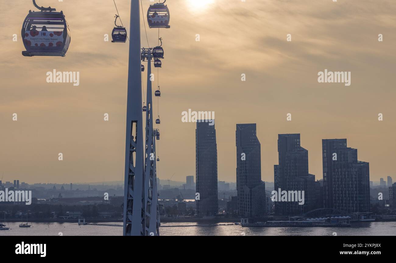 La funivia IFS Cloud attraversa il Tamigi nella zona est di Londra Foto Stock