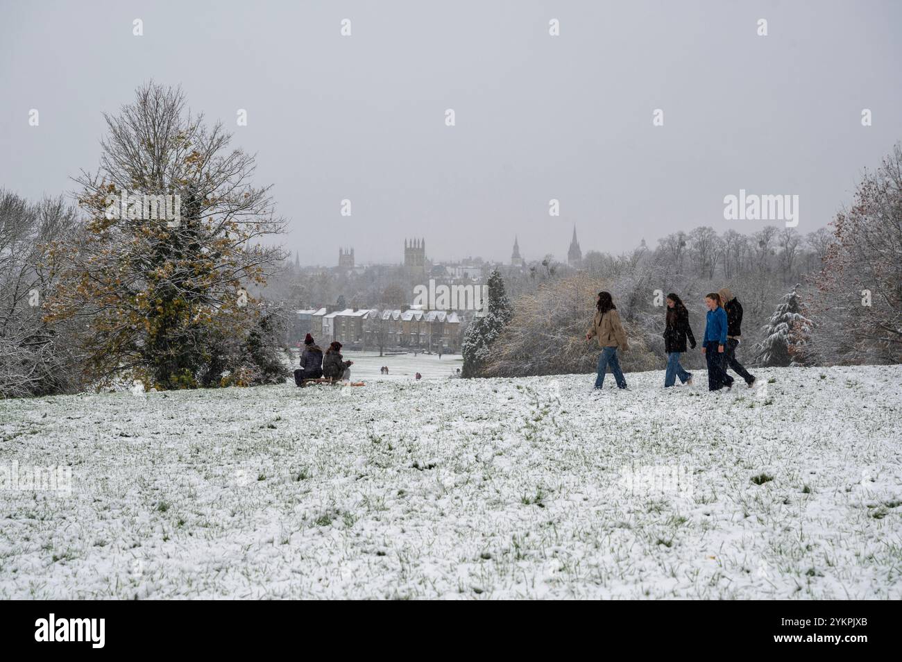 Oxford si svegliò con la sorpresa di una nevicata anticipata a novembre. Il traffico era lento a causa delle condizioni, ma molti si diressero verso grandi parchi, come South Park, che si affaccia sulle famose guglie di Oxford, per giocare sulla neve. Foto Stock