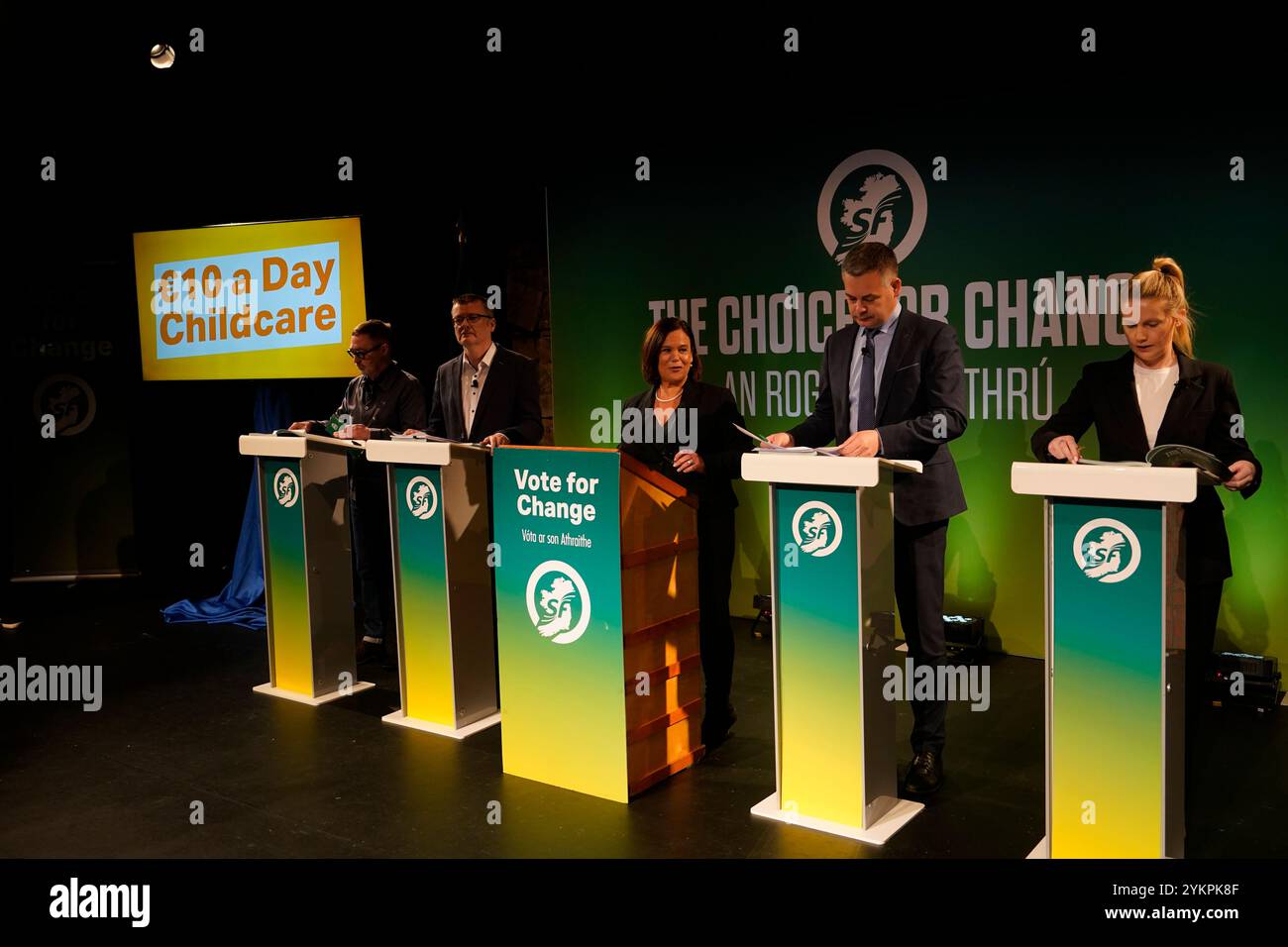 (Da sinistra a destra) Eoin o Broin, David Cullinan, il presidente del Sinn Fein Mary Lou McDonald, Pearse Doherty e Claire Kerrane al lancio del manifesto del Sinn Fein per le elezioni generali del 29 novembre, tenutosi allo Smock Alley Theatre di Dublino. Data foto: Martedì 19 novembre 2024. Foto Stock