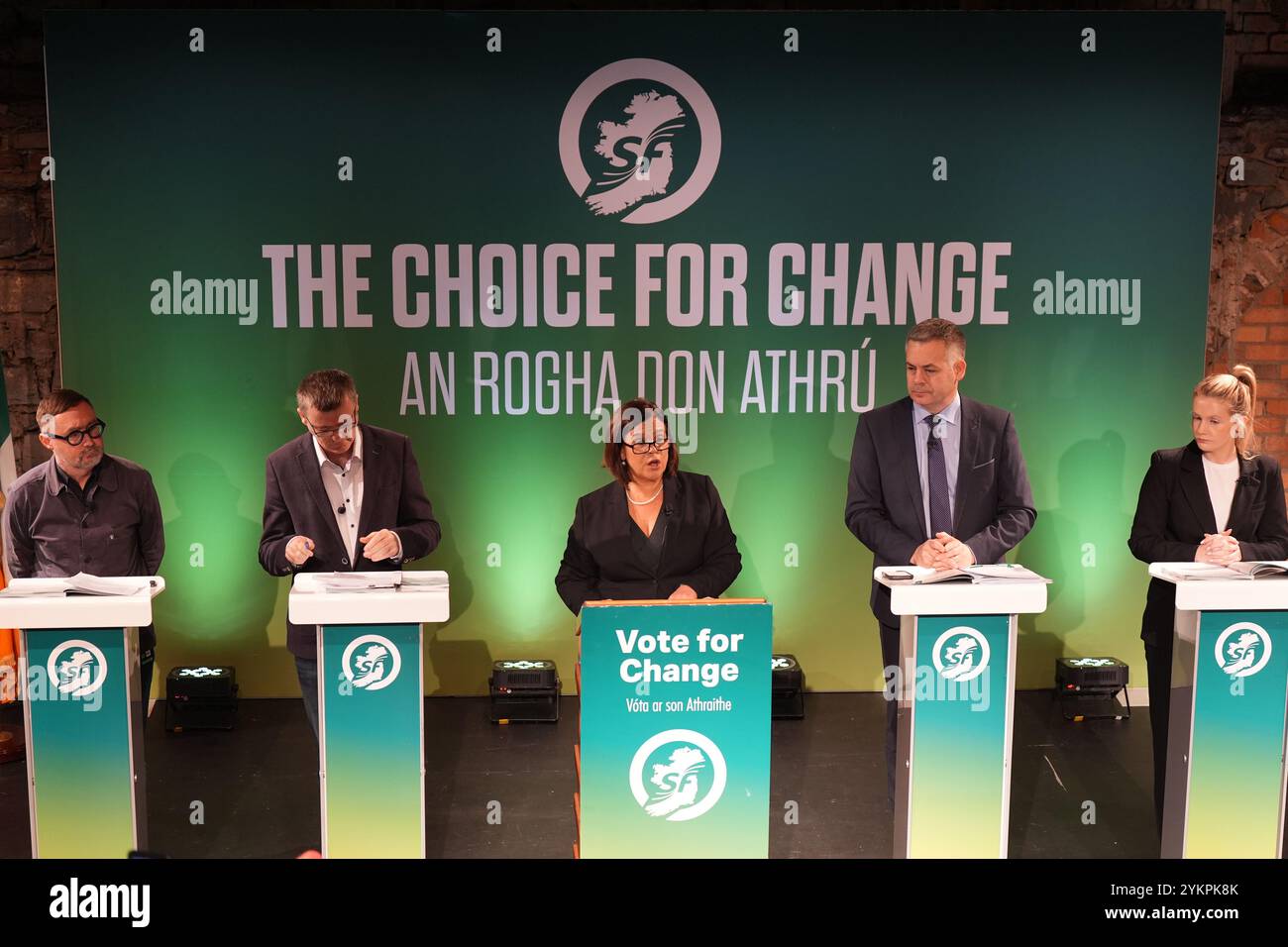 (Da sinistra a destra) Eoin o Broin, David Cullinan, il presidente del Sinn Fein Mary Lou McDonald, Pearse Doherty e Claire Kerrane al lancio del manifesto del Sinn Fein per le elezioni generali del 29 novembre, tenutosi allo Smock Alley Theatre di Dublino. Data foto: Martedì 19 novembre 2024. Foto Stock