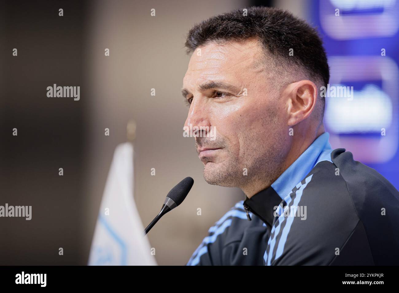 Ezeiza, Argentina - 18 novembre 2024: L'allenatore della nazionale argentina di calcio Lionel Scaloni si rivolge ai media durante una conferenza stampa presso la struttura di allenamento della squadra di Ezeiza. Parlando in vista dell'imminente partita di qualificazione ai Mondiali contro il Perù a la Bombonera, l'iconico stadio del Boca Juniors, Scaloni ha espresso fiducia nelle prestazioni della sua squadra nonostante la recente sconfitta contro il Paraguay. L’allenatore ha evidenziato la resilienza della squadra e la preparazione per l’incontro decisivo. (Foto di UNAR Photo) Foto Stock