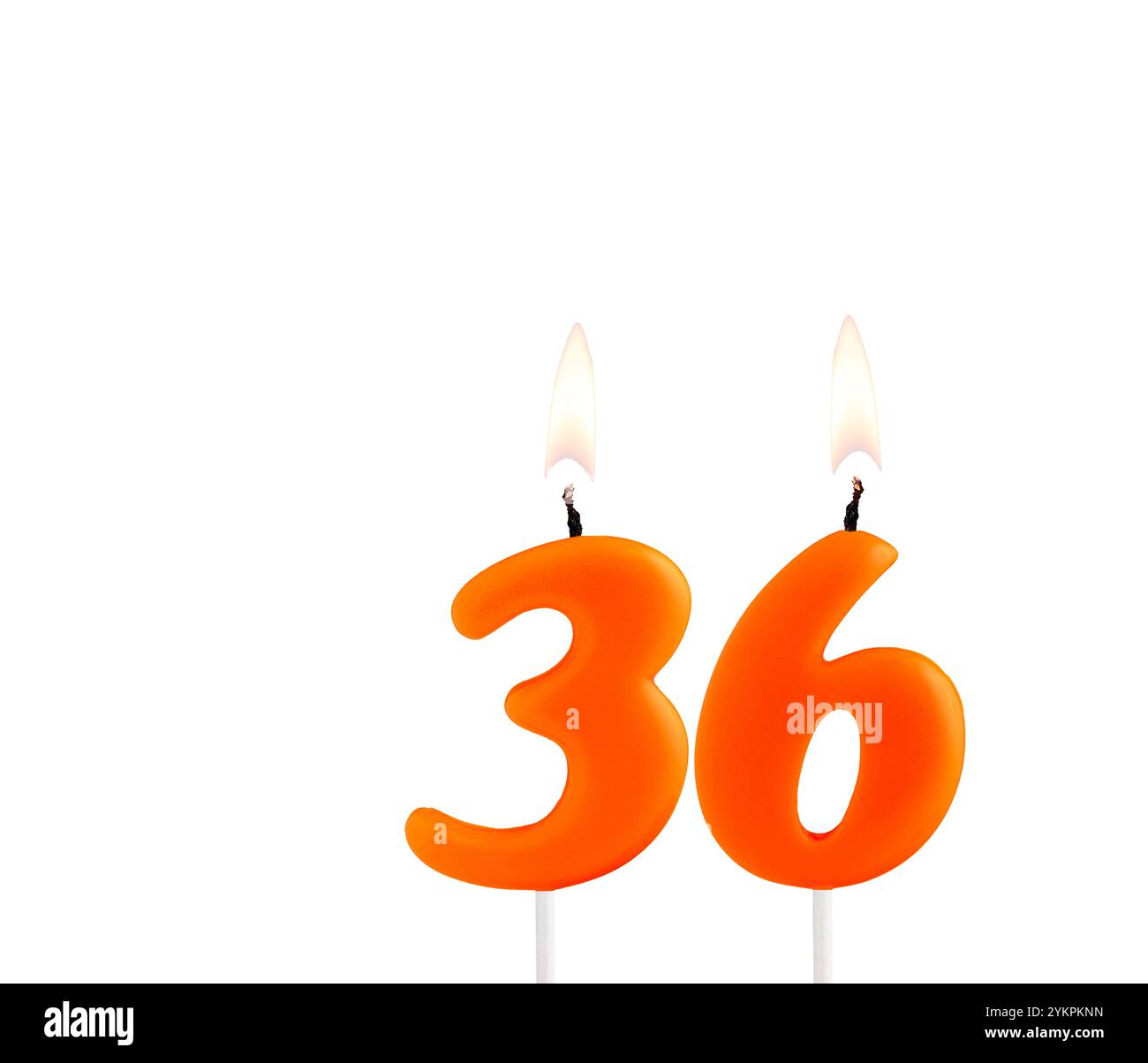 Candela di compleanno arancione su sfondo bianco - numero 36 Foto Stock
