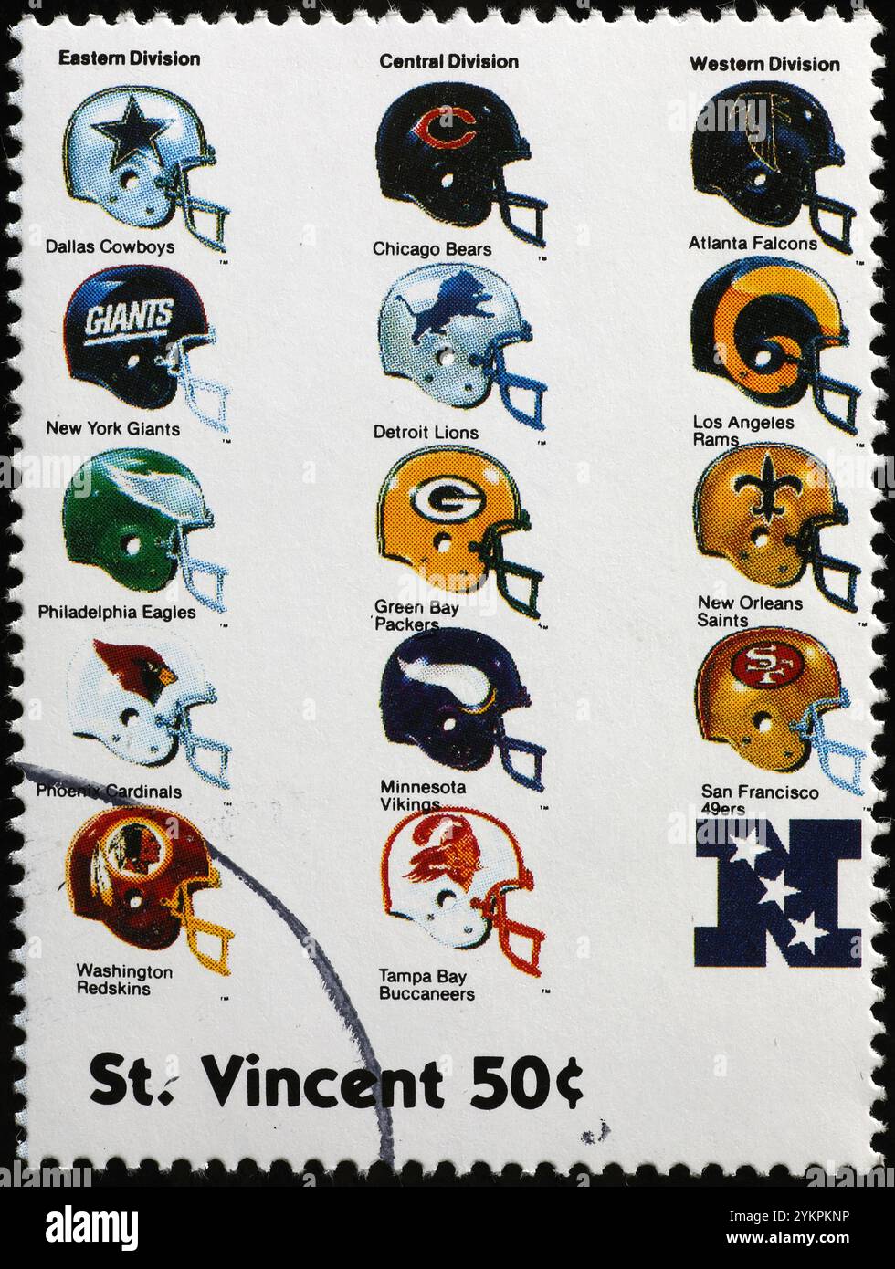 Vecchi caschi NFL su francobollo Foto Stock