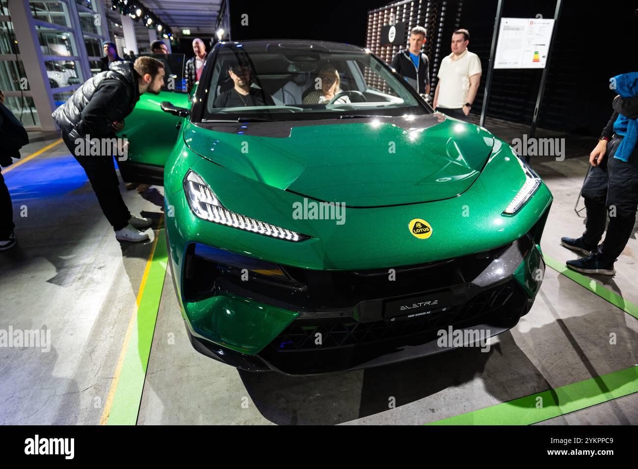 09-11-2024 Zurigo, Svizzera. SUV Lotus Eletre verde, elettrico, al Salone Auto di Zurigo Foto Stock
