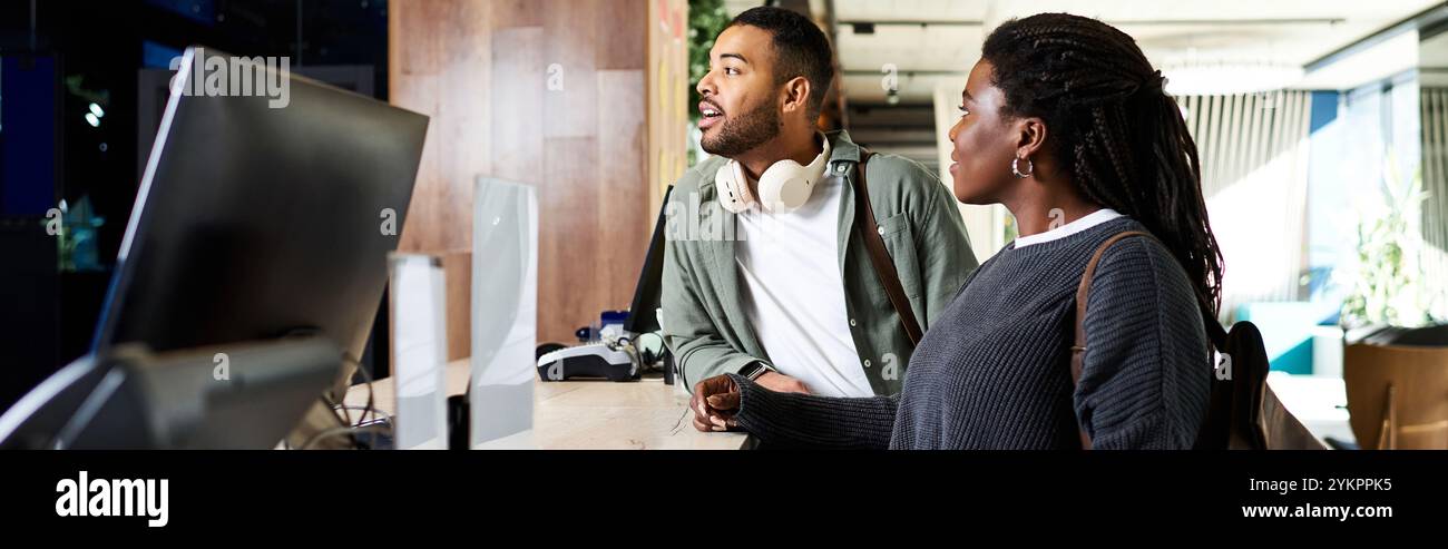 Una coppia si reca in un hotel eccitante e non vede l'ora di vivere la propria vacanza e nuove esperienze. Foto Stock