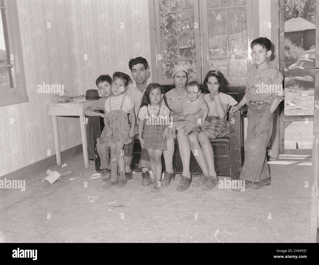 Foto d'epoca della vita dei minatori americani. Famiglia di Joe L. Montoya, minatore, nel soggiorno della loro casa in progetto di edilizia aziendale. Royal Coal Company, Royal Mine, Carbon County, Utah. STATI UNITI. Luglio 1946 Foto Stock