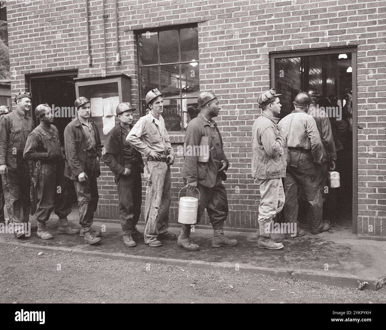 Foto d'epoca della vita dei minatori americani. I minatori entrano nella casa delle lampade per prendere le loro lampade di sicurezza. U.S. Coal and Coke Company, Gary Mines, Gary, McDowell County, West Virginia. Agosto 1946 Foto Stock