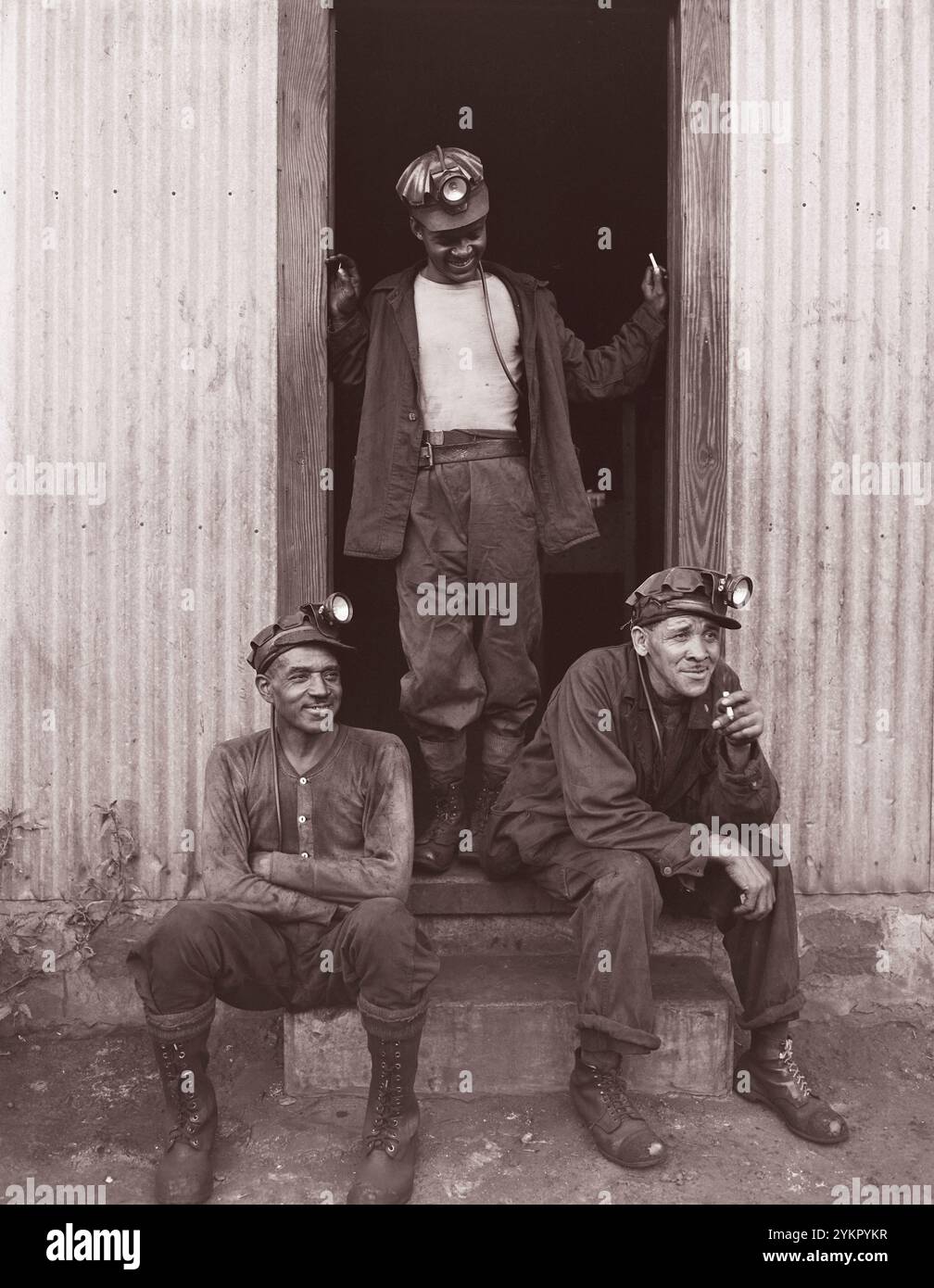 Foto d'epoca dei minatori americani. James Robert Howard ha preso la lampada di sicurezza nella lampada. Dei 232 dipendenti di questa miniera, il 60% sono neri americani. STATI UNITI. Agosto 1946 Foto Stock