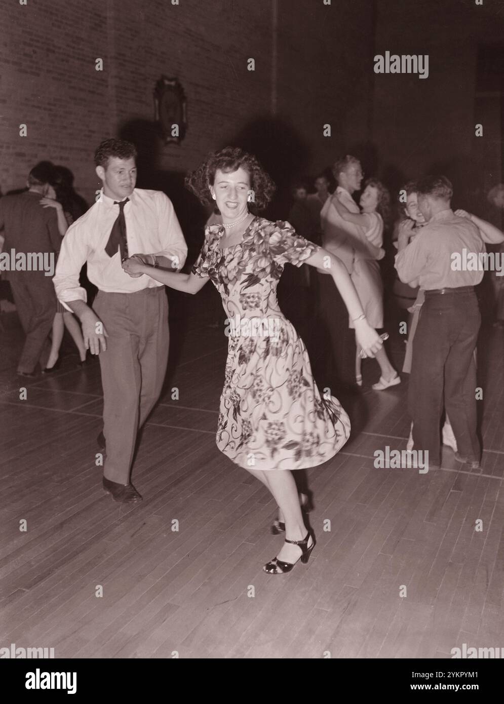 Foto d'epoca della vita dei minatori americani. Giovani coppie che ballano al VFW ballano in occasione della celebrazione del 4 luglio. Price, Carbon County, Utah. STATI UNITI. Luglio 1946 Foto Stock