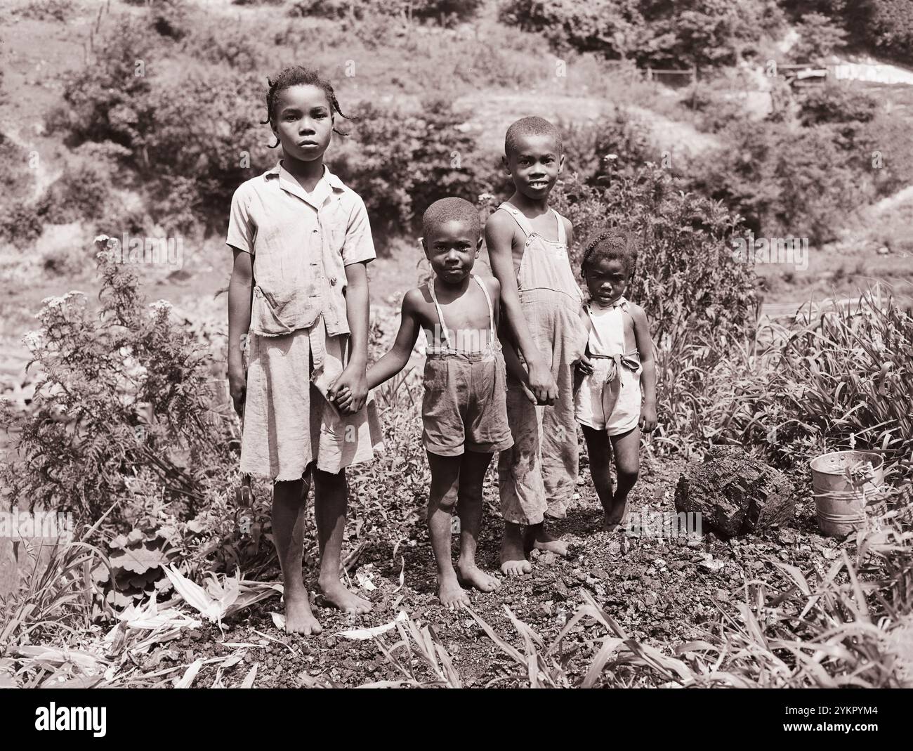 Foto d'epoca dei bambini dei minatori afro-americani. Mullens Smokeless Coal Company, Mullens Mine, Harmco, Wyoming County, West Virginia. STATI UNITI. Agosto 1946 Foto Stock