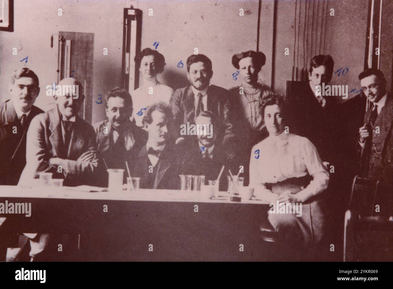 Einstein, Albert e colleghi del laboratorio di fisica da sinistra a destra: 1. Karl Ferdinand Herzfeld, 2 anni. Otto Stern, 3. Albert Einstein, 4 anni. Signorina Frankamp, 5 anni. Auguste Piccard, 6 anni. Paul Ehrenfest, 7 anni. René Fortrat, 8 anni. Signorina Bruins, 9 anni. Signorina Girgorjeff ,10. Gabriel Foëx, 11 anni. Wolfers (assistente) Foto Stock