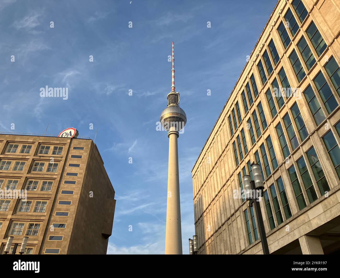 Il Berliner Fernsehturm (torre della televisione) ad Alexanderplatz. Mitte, Berlino, Germania. 6 ottobre 2023. - Immagine stock catturata con smartphone