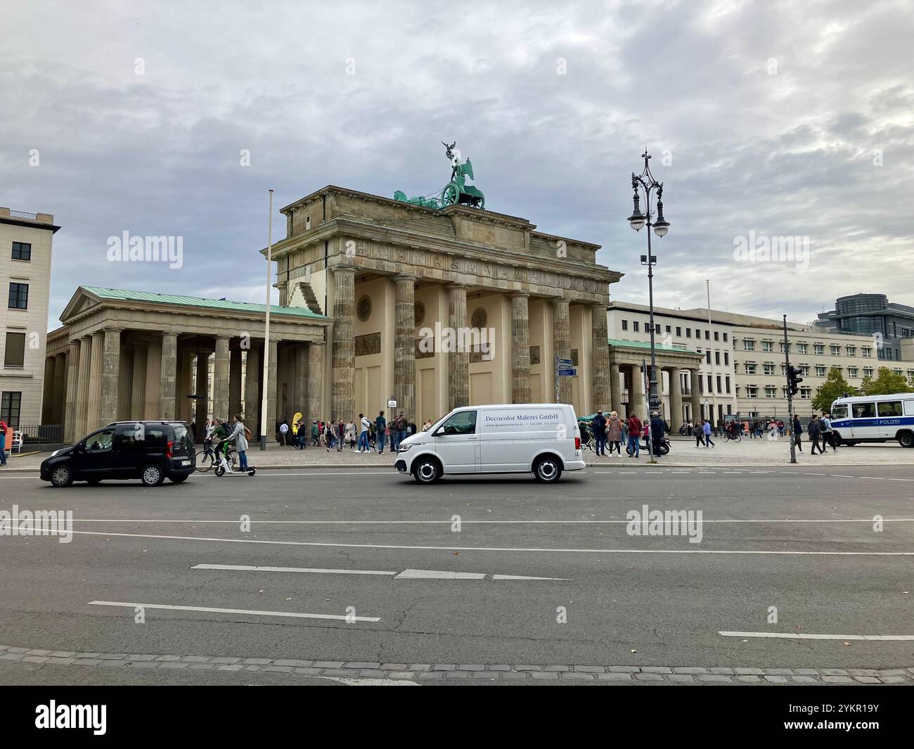 La porta di Brandeburgo (Brandenburger Tor), un punto di riferimento di Berlino e Germania. Mitte, Berlino, Germania. 6 ottobre 2023. Foto Stock