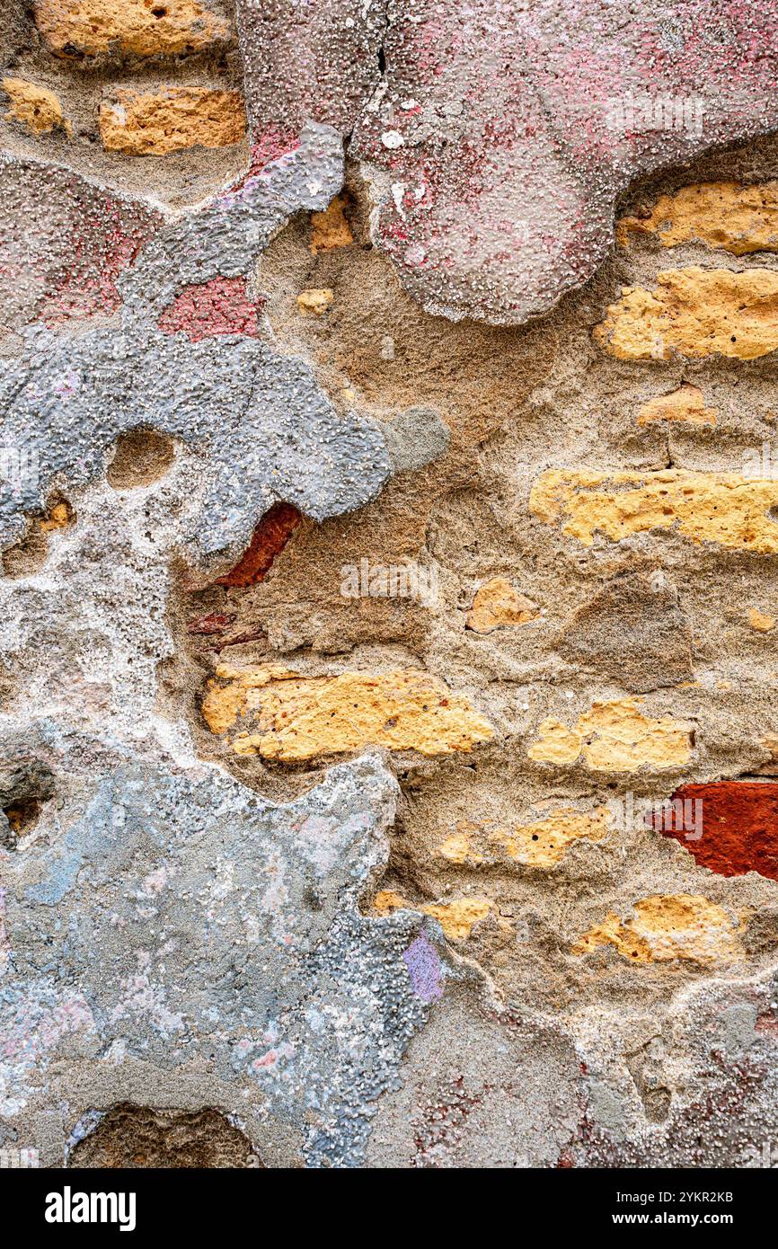 Vecchio cemento grunge incrinato, mattoni e muri di Malta. Foto Stock