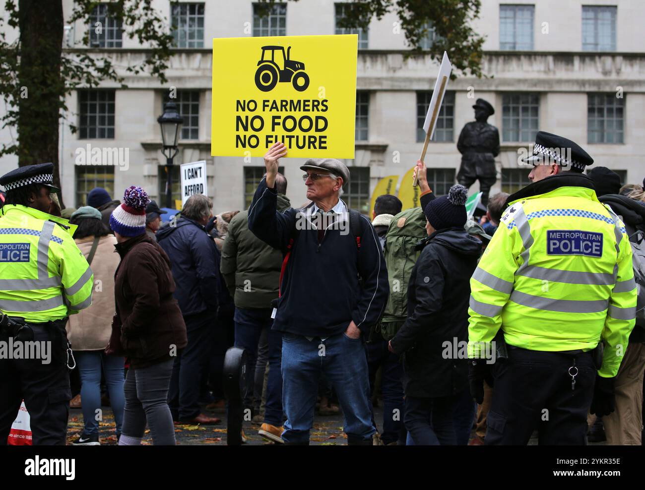 Londra, Inghilterra, Regno Unito. 19 novembre 2024. Un manifestante ha un cartello che dice "˜nessun contadino, nessun cibo, nessun futuro" durante la manifestazione. Gli agricoltori e i loro sostenitori si riuniscono a Whitehall di Londra, di fronte a Downing Street, per protestare contro le nuove norme fiscali sulle successioni introdotte dal cancelliere laburista RACHEL REEVES nel suo ultimo budget. Gli agricoltori pagheranno ora l'imposta sulle successioni sui beni oltre Â 1 milione di sterline, invece di trasferirli esentasse ai membri della loro famiglia. (Credit Image: © Martin Pope/ZUMA Press Wire) SOLO PER USO EDITORIALE! Non per USO commerciale! Foto Stock