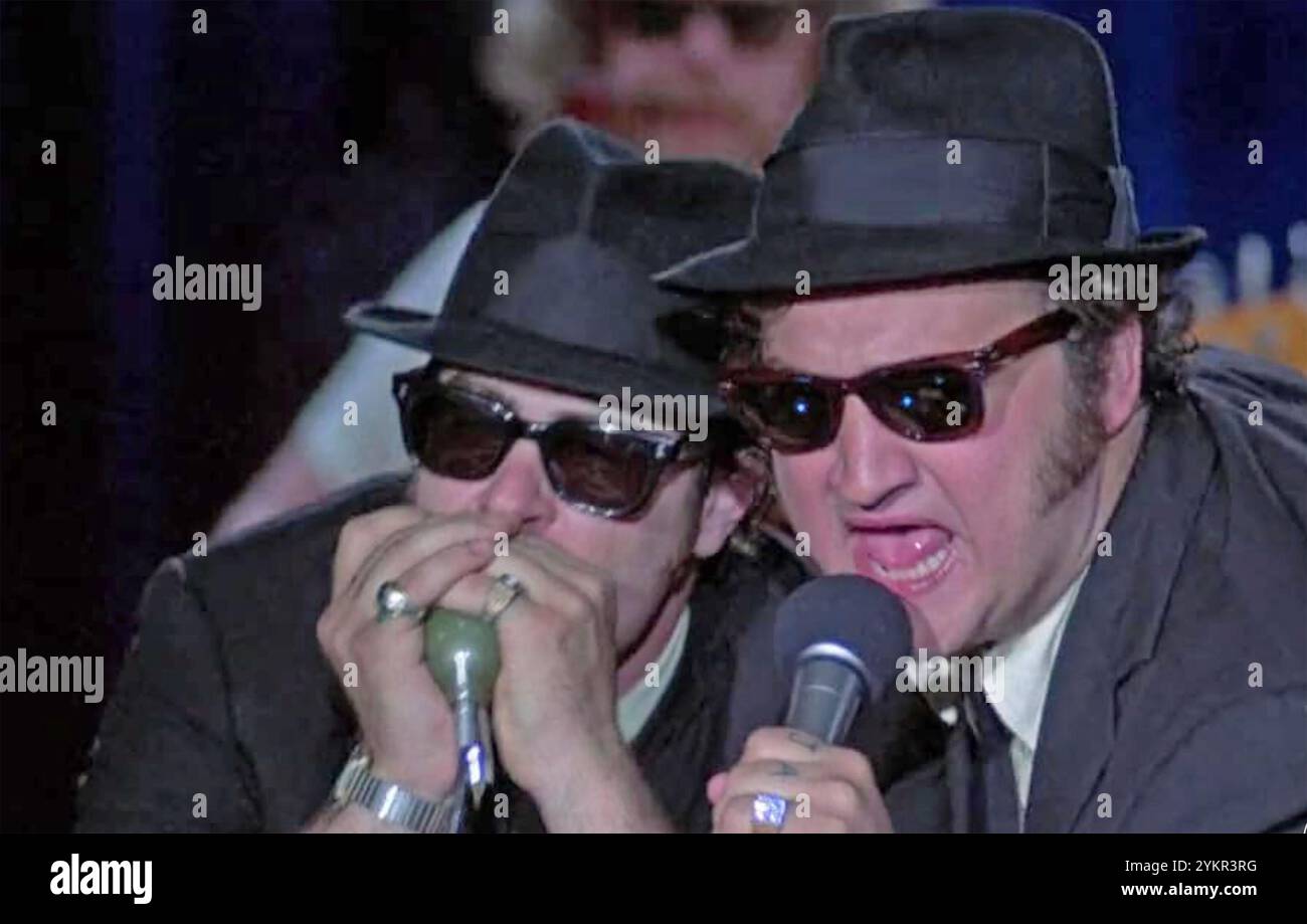 THE BLUES BROTHERS 1980 film della Universal Pictures con Dan Aykroyd a sinistra e John Belushi Foto Stock