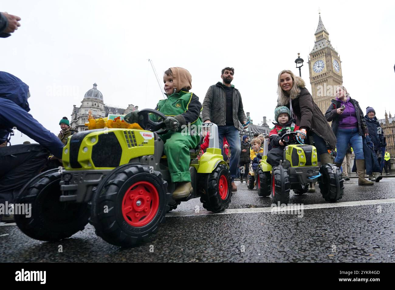 I bambini sui trattori giocattolo durante una protesta degli agricoltori nel centro di Londra per le modifiche alle regole dell'imposta sulle successioni (IHT) nel recente bilancio che introducono nuove tasse sulle aziende agricole per un valore superiore a 1 milione di sterline. Data foto: Martedì 19 novembre 2024. Foto Stock