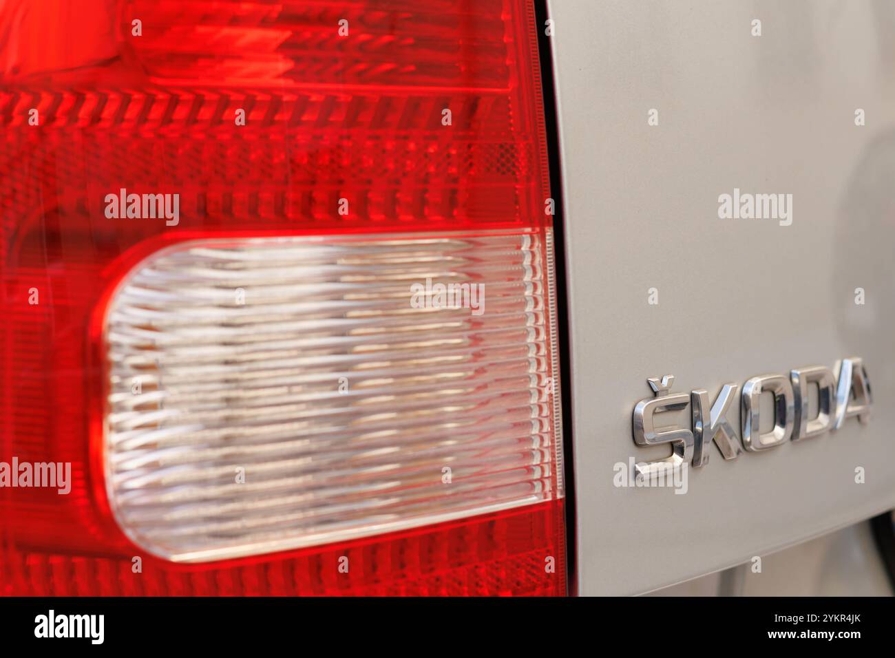 Alcoy, Spagna, 11-19-2024: Primo piano delle luci di posizione posteriori con emblema Skoda Foto Stock