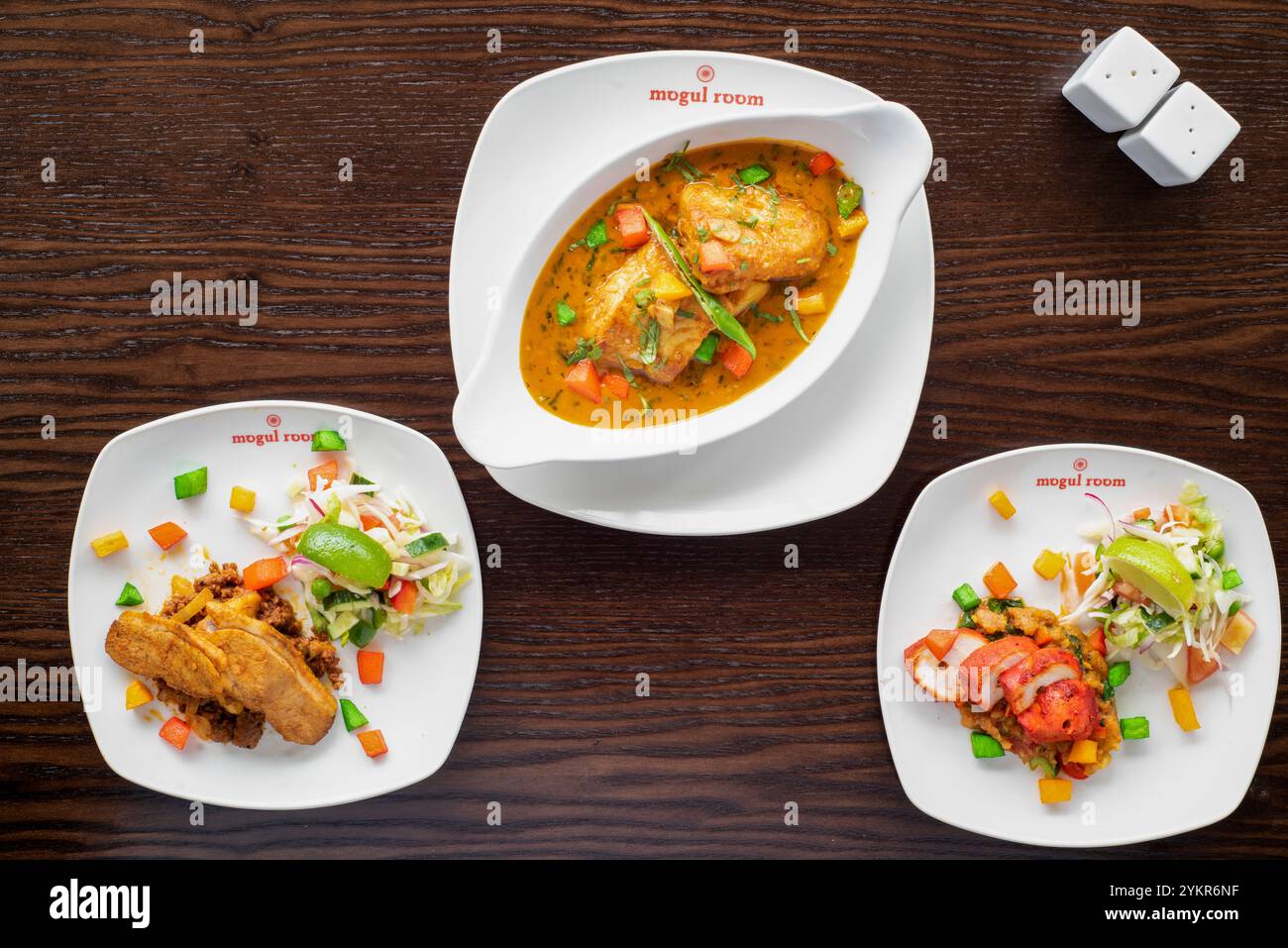 Yorkshire, Regno Unito – 13 giugno 2019 : delizioso cibo indiano, tra cui tikka di pollo, anatra al curry e gamberi speziati dalla Mogul Room, Barnsley Foto Stock
