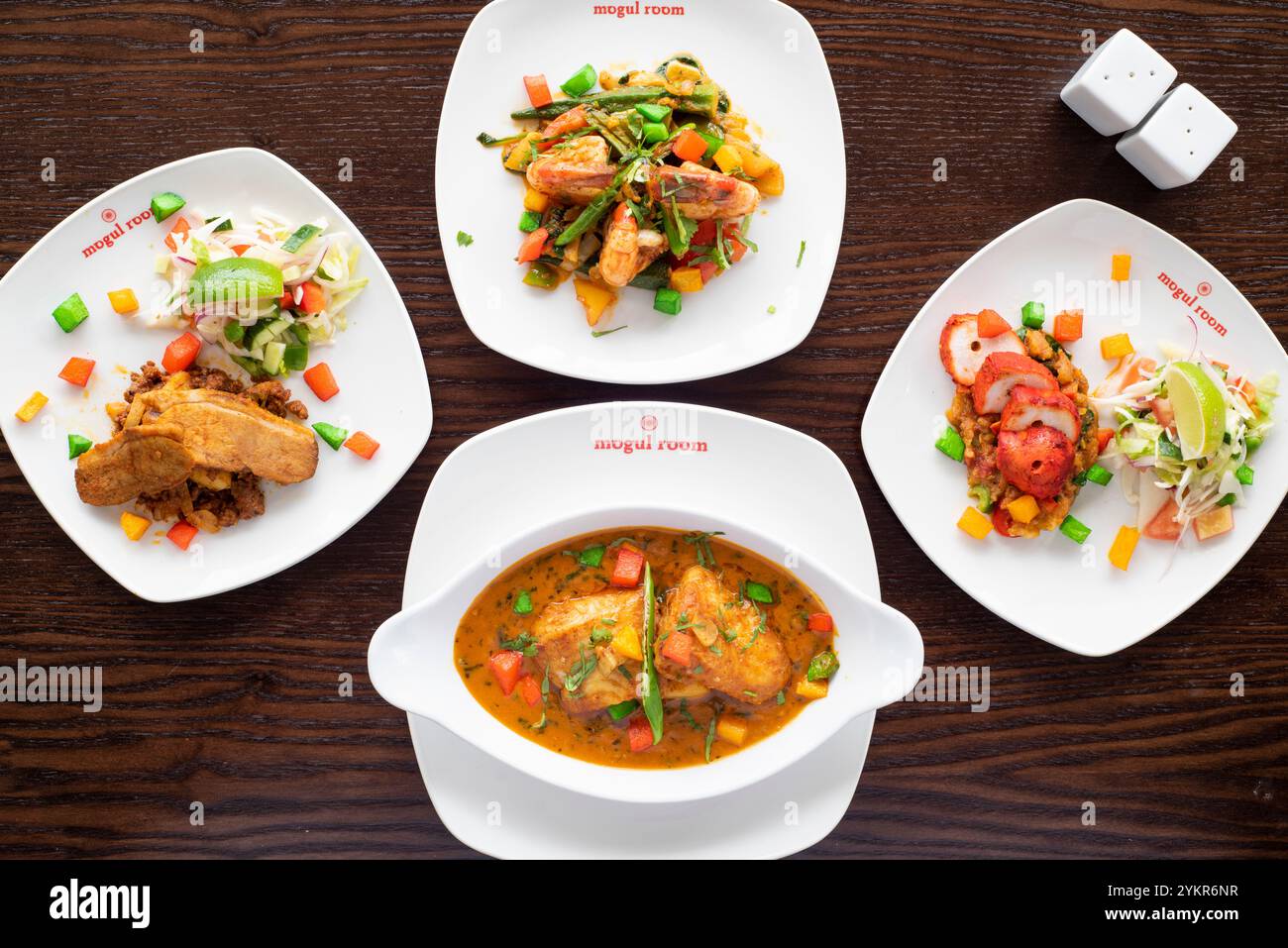 Yorkshire, Regno Unito – 13 giugno 2019 : delizioso cibo indiano, tra cui tikka di pollo, anatra al curry e gamberi speziati dalla Mogul Room, Barnsley Foto Stock
