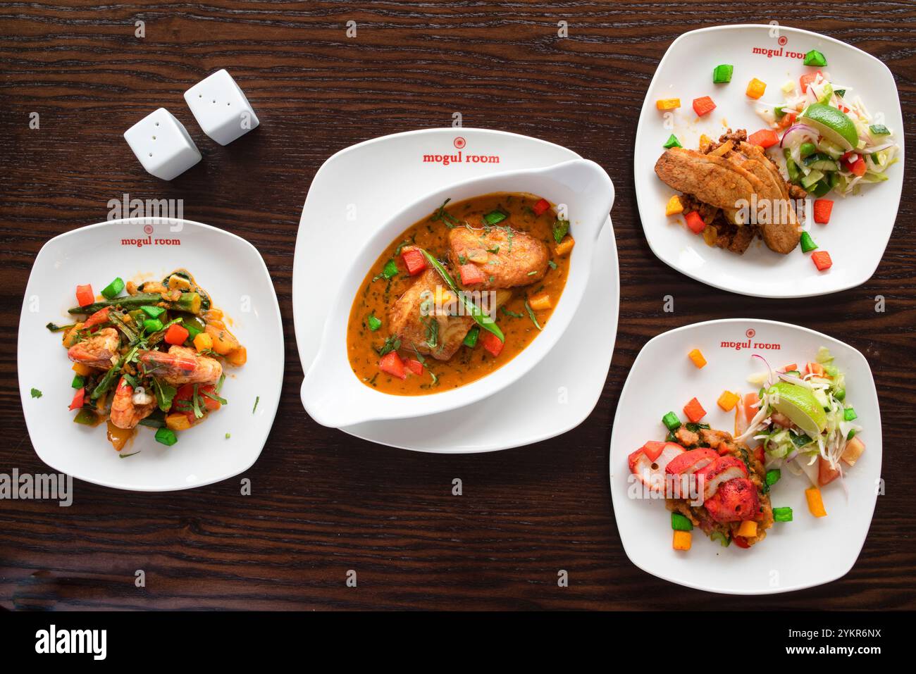 Yorkshire, Regno Unito – 13 giugno 2019 : delizioso cibo indiano, tra cui tikka di pollo, anatra al curry e gamberi speziati dalla Mogul Room, Barnsley Foto Stock