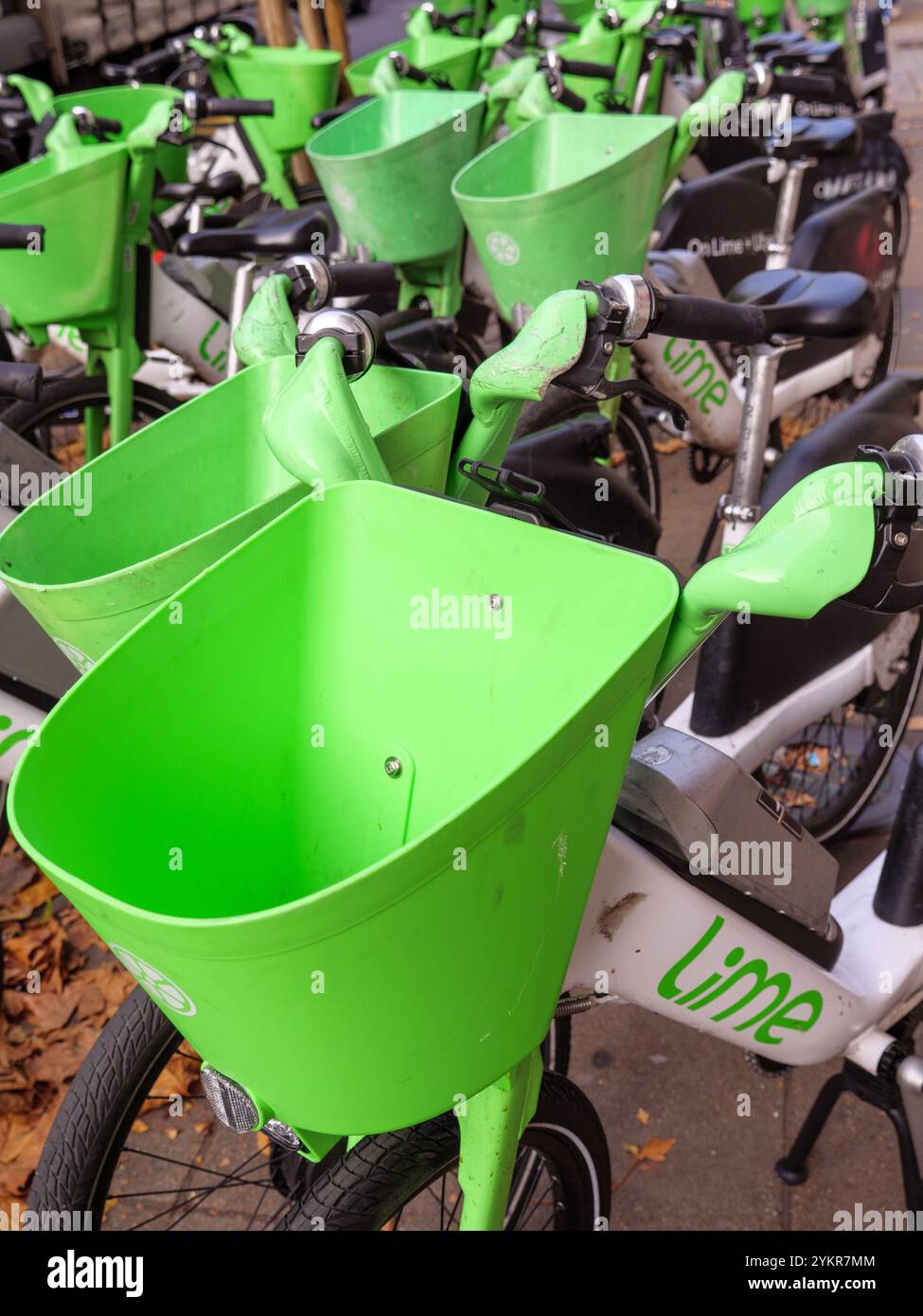 Biciclette elettriche lime parcheggiate in strada, Londra, Regno Unito Foto Stock