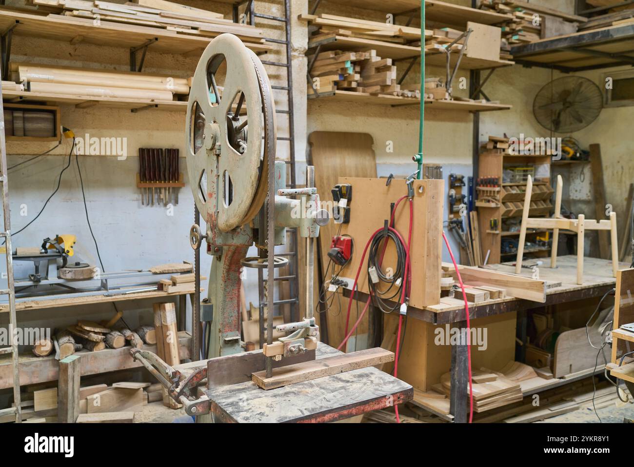 Una vista dettagliata di un'officina tradizionale per la lavorazione del legno, che mostra vari utensili, macchinari e materiali in legno. L'immagine mette in risalto l'artigianato Foto Stock