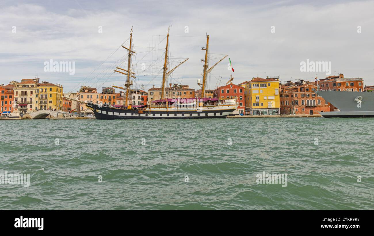Vecchia nave da addestramento per la Marina militare italiana ormeggiata al molo di Venezia nel giorno d'autunno Foto Stock