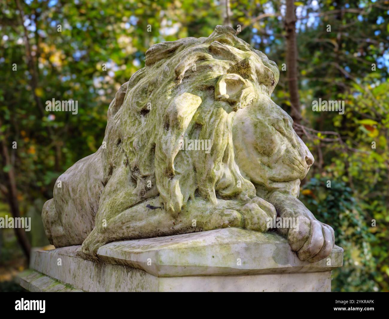 Lapide in marmo Sleeping Bostock Lion nel cimitero di Abney Park, Londra, Regno Unito Foto Stock