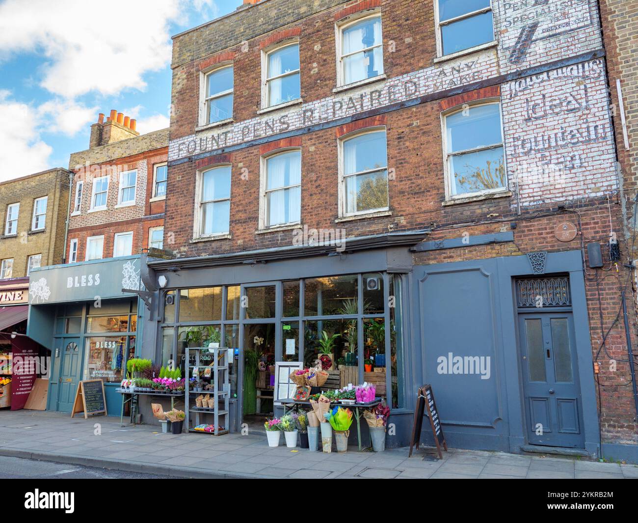 Piccoli negozi indipendenti in Stoke Newington Church Street, Hackney, Londra, Regno Unito Foto Stock