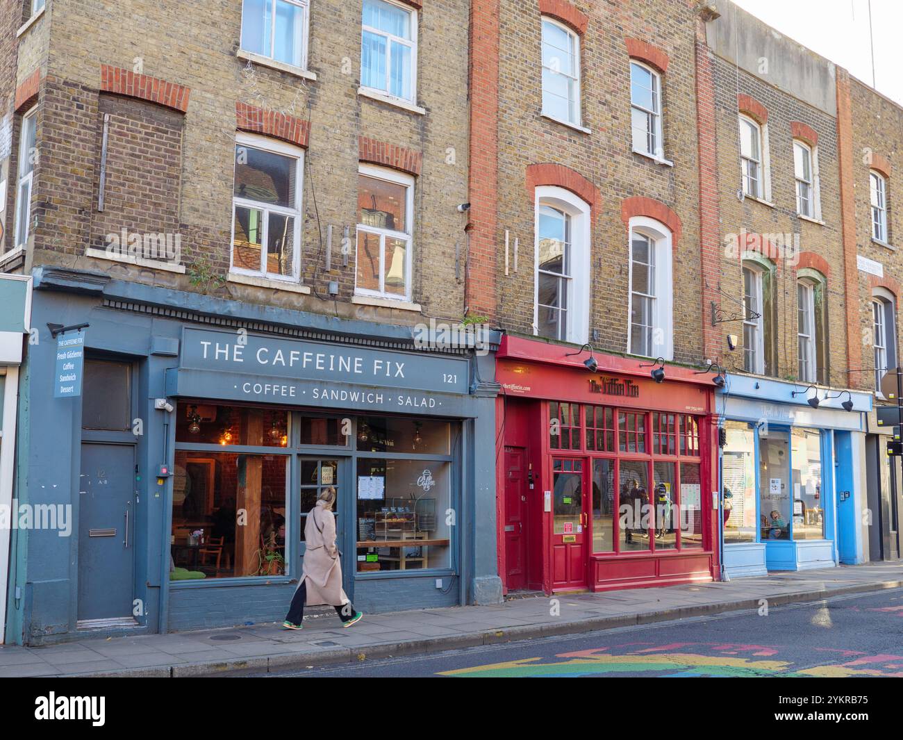 Piccoli negozi e caffetterie locali indipendenti in Stoke Newington Church Street, Hackney, Londra, Regno Unito Foto Stock