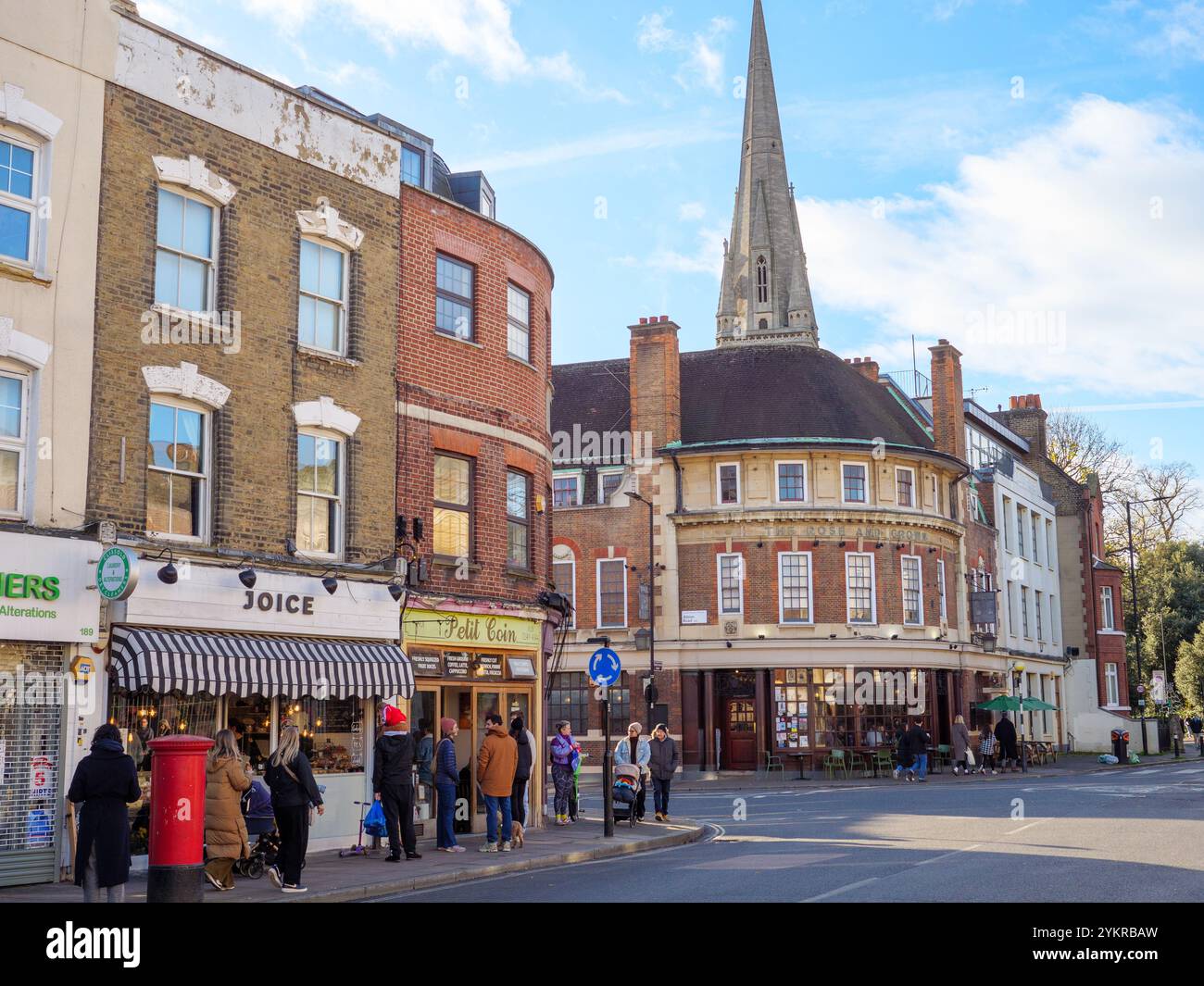 Piccoli negozi e caffetterie locali indipendenti in Stoke Newington Church Street, Hackney, Londra, Regno Unito Foto Stock