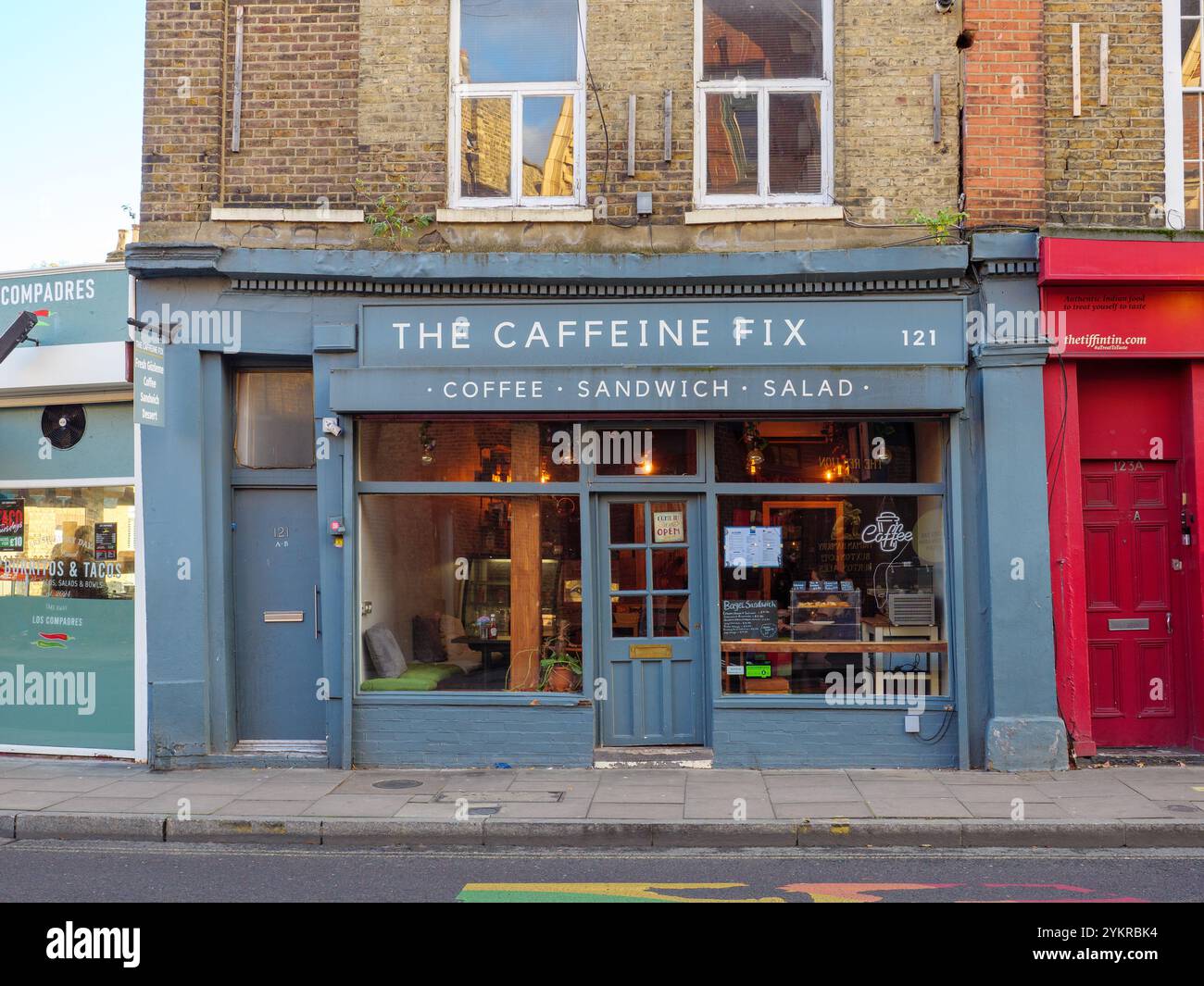 Piccolo caffè indipendente locale, The caffeine Fix, in Stoke Newington Church Street, Hackney, Londra, Regno Unito Foto Stock