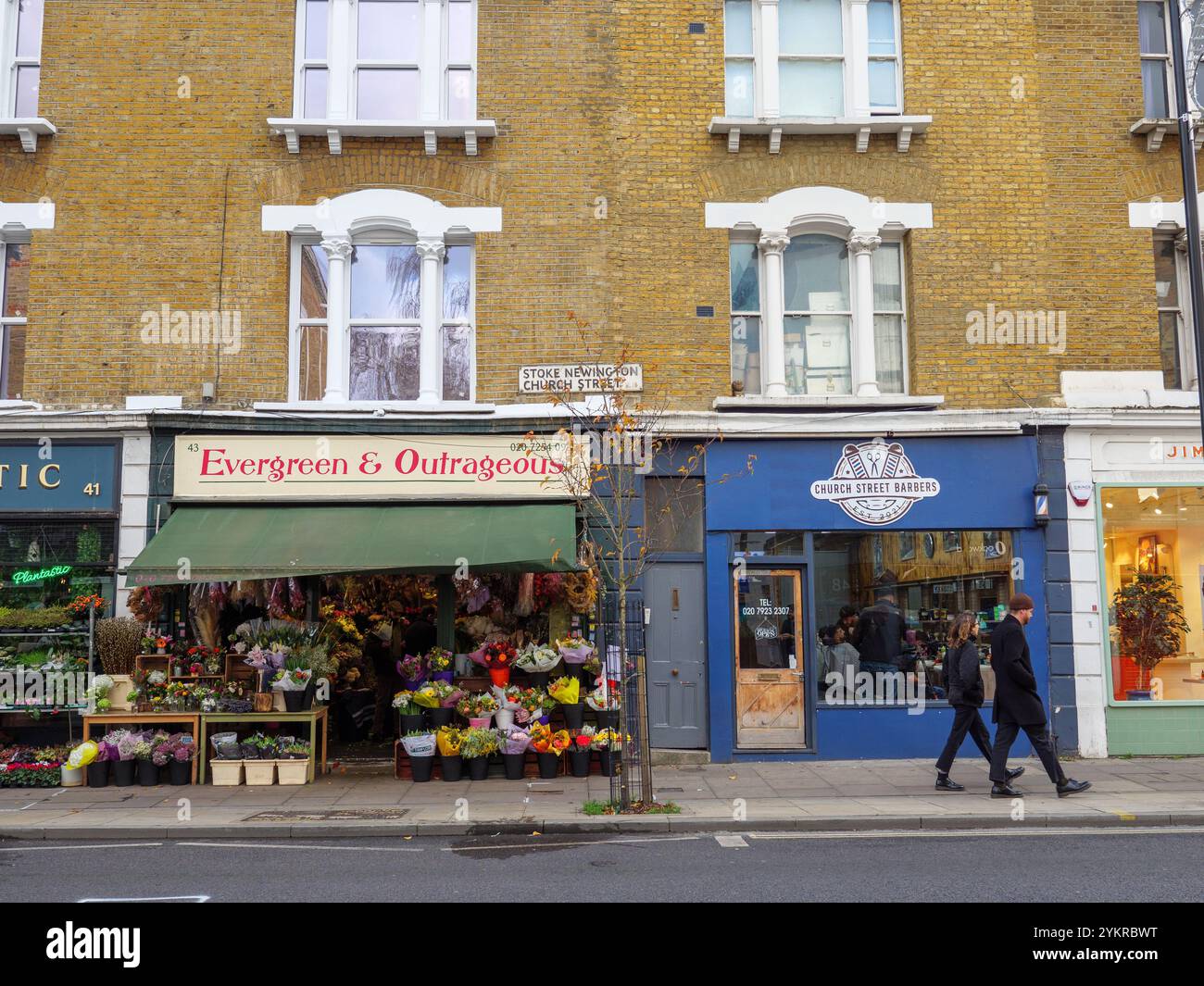 Piccoli negozi indipendenti in Stoke Newington Church Street, Hackney, Londra, Regno Unito Foto Stock