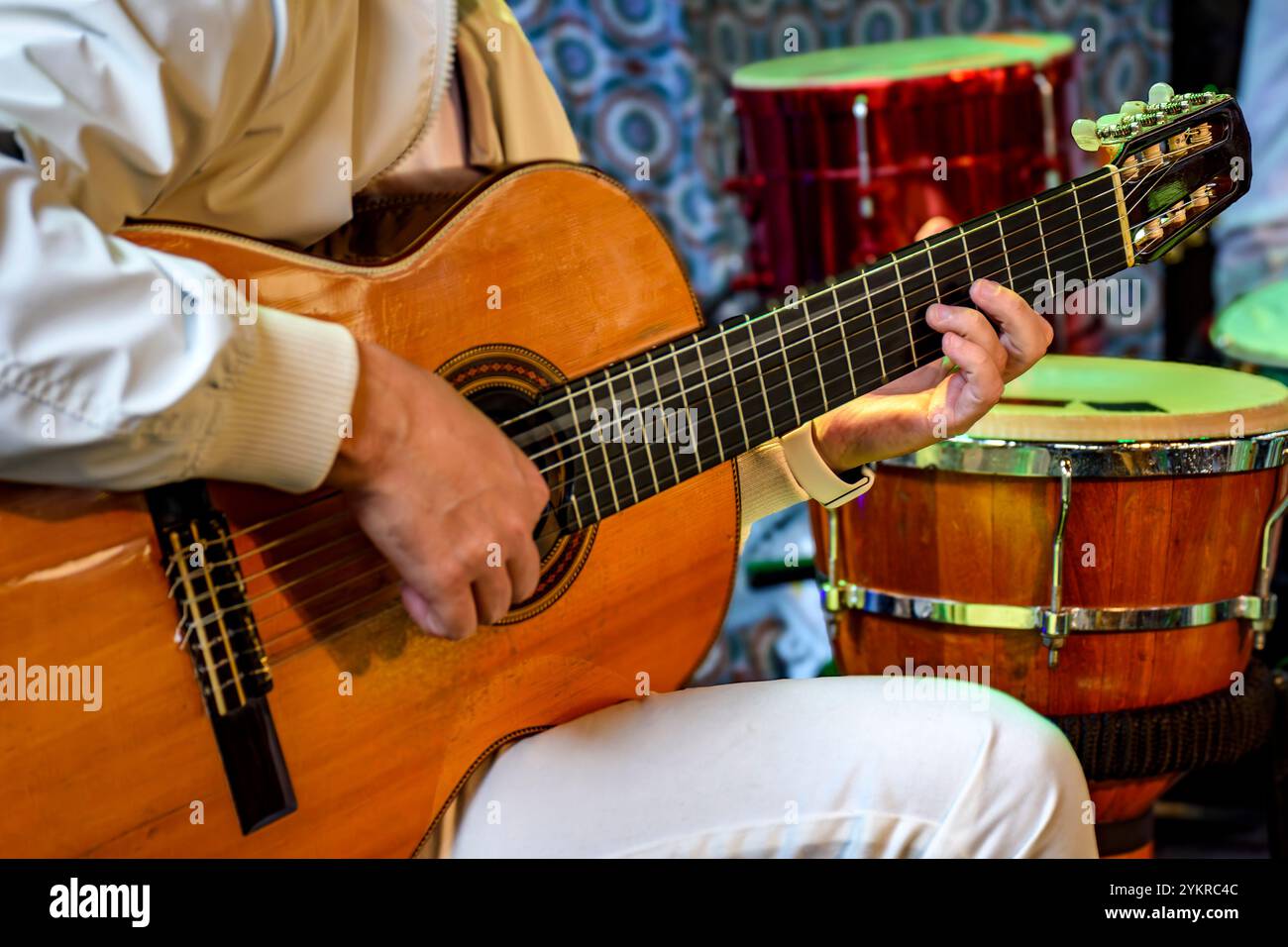 Chitarrista acustico sul palco durante la presentazione di musica popolare brasiliana Foto Stock