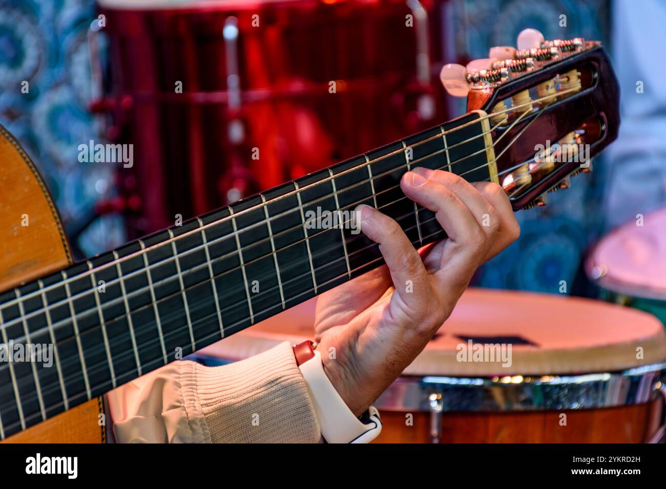 Chitarrista acustico sul palco durante la presentazione di musica popolare brasiliana Foto Stock