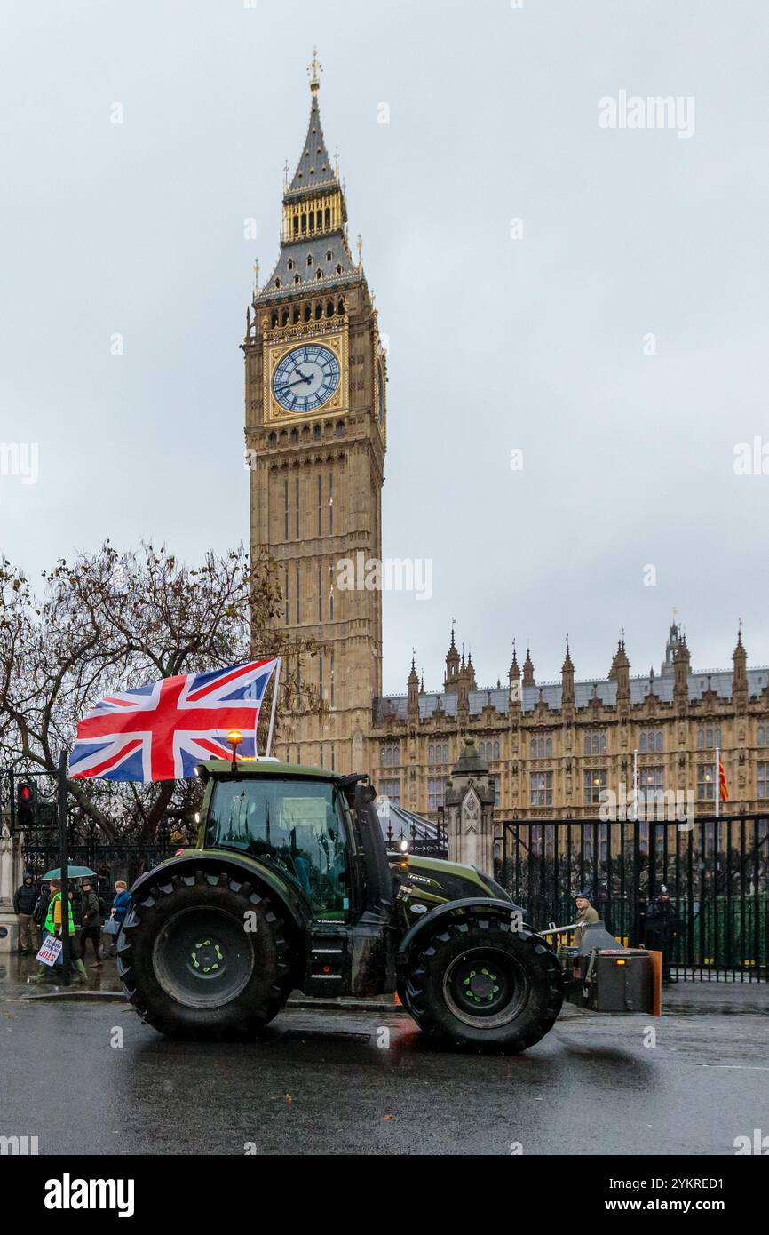 Farmers Rally, Westminster, Londra, Regno Unito. 19 novembre 2024. Trattori in arrivo a Westminster, Londra, in vista di una protesta organizzata dalla National Farmers’ Union (NFU) contro la decisione di Rachel Reeves di imporre l’imposta sulle successioni (IHT) su tutte le aziende agricole, per un valore di oltre 1 milione di sterline. Crediti: Amanda Rose/Alamy Live News Foto Stock