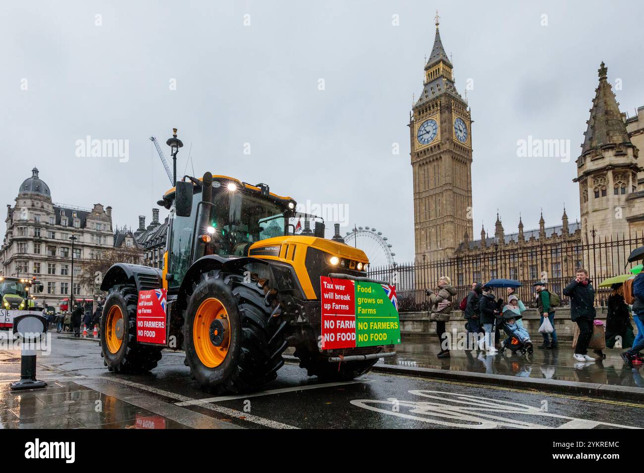 Farmers Rally, Westminster, Londra, Regno Unito. 19 novembre 2024. Trattori in arrivo a Westminster, Londra, in vista di una protesta organizzata dalla National Farmers’ Union (NFU) contro la decisione di Rachel Reeves di imporre l’imposta sulle successioni (IHT) su tutte le aziende agricole, per un valore di oltre 1 milione di sterline. Crediti: Amanda Rose/Alamy Live News Foto Stock