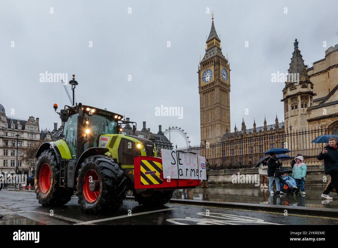 Farmers Rally, Westminster, Londra, Regno Unito. 19 novembre 2024. Trattori in arrivo a Westminster, Londra, in vista di una protesta organizzata dalla National Farmers’ Union (NFU) contro la decisione di Rachel Reeves di imporre l’imposta sulle successioni (IHT) su tutte le aziende agricole, per un valore di oltre 1 milione di sterline. Crediti: Amanda Rose/Alamy Live News Foto Stock