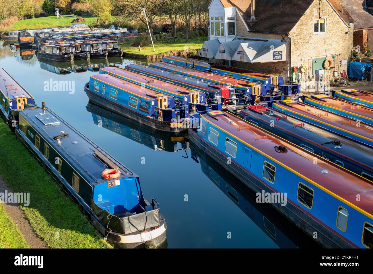 Imbarcazioni stretrowboat sul canale di oxford in autunno. Heyford Wharf, Lower Heyford, Bicester, Oxfordshire, Inghilterra Foto Stock