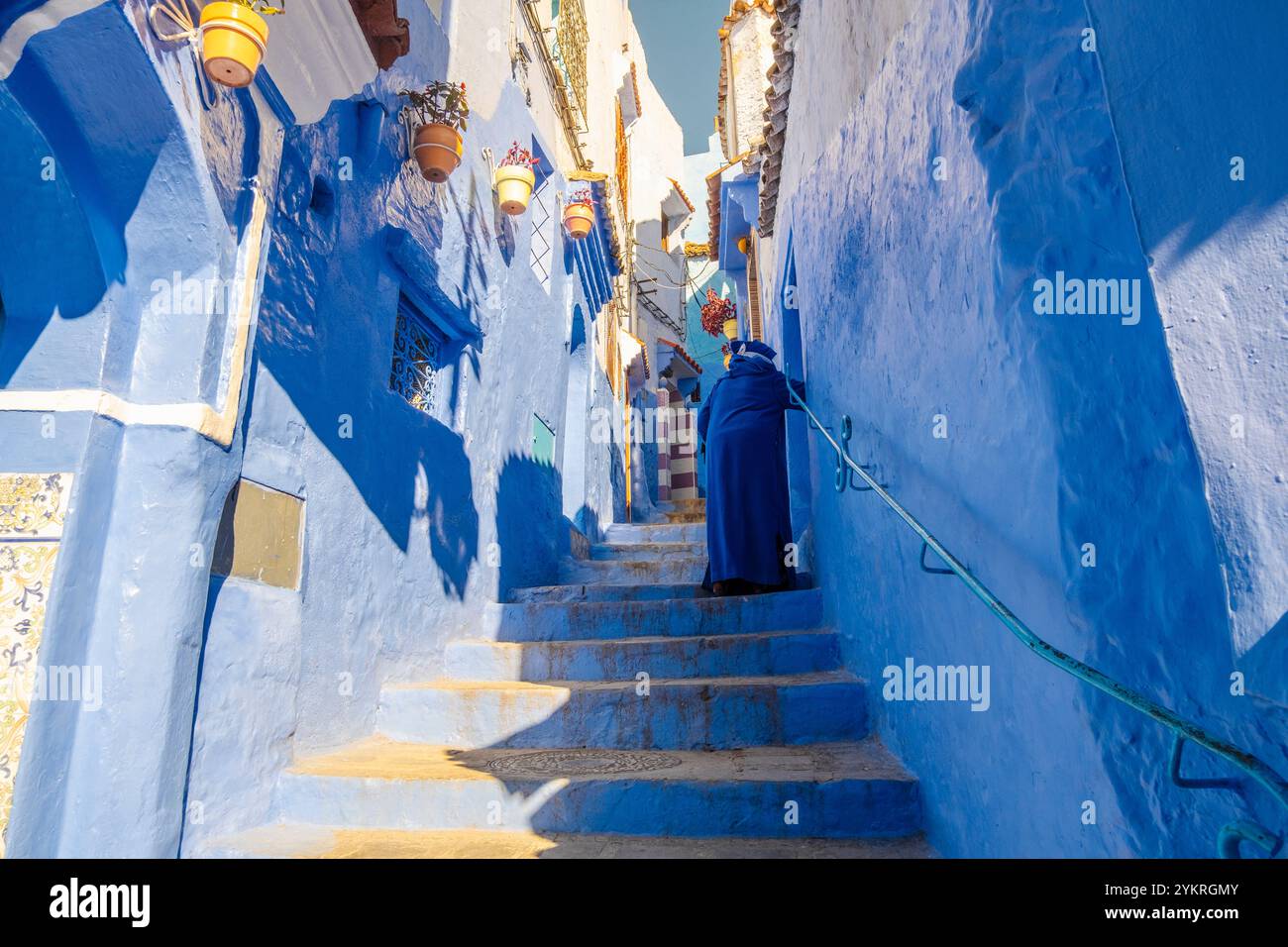 Vista sulla strada delle case di Blue City a Chefchaouen, Blue Pearl, Marocco, Africa Foto Stock