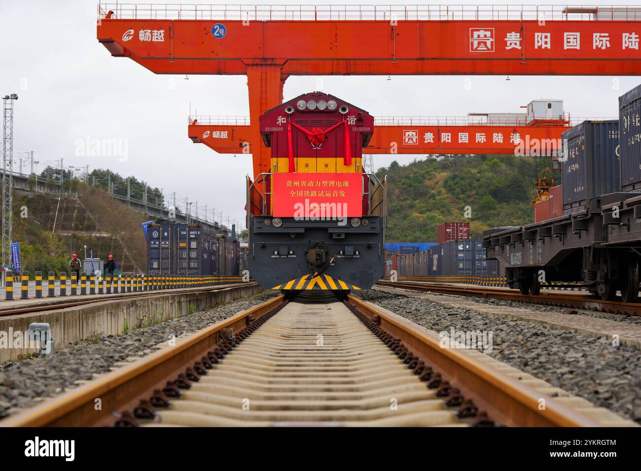 (241119) -- PECHINO, 19 novembre 2024 (Xinhua) -- Un treno carico di batterie al litio a fini di trazione è raffigurato nel porto internazionale di logistica terra-mare di Dulaying a Guiyang, nella provincia di Guizhou, nella Cina sud-occidentale, 19 novembre 2024. Tre treni carichi di batterie al litio per la trazione partirono separatamente da Chongqing, Guiyang e Yibin martedì, segnando la prima prova su larga scala per il trasporto ferroviario di tali batterie in Cina. È stato implementato un nuovo tipo di contenitore potenziato con diverse misure di sicurezza, tra cui il rilevamento del fumo e il rilascio della pressione, per un'efficace r Foto Stock