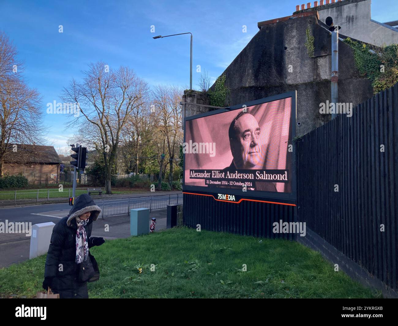 Gourock, Scozia, 19 novembre 2024. Un cartellone elettronico mostra un'immagine commemorativa dell'ex primo ministro scozzese Alex Salmond, ed ex leader del Partito Nazionale scozzese e del Partito Alba, che di recente è morto improvvisamente mentre si trovava in Macedonia, a Gourock, in Scozia, il 19 novembre 2024. Crediti: Jeremy Sutton-Hibbert/ Alamy Live News. Foto Stock