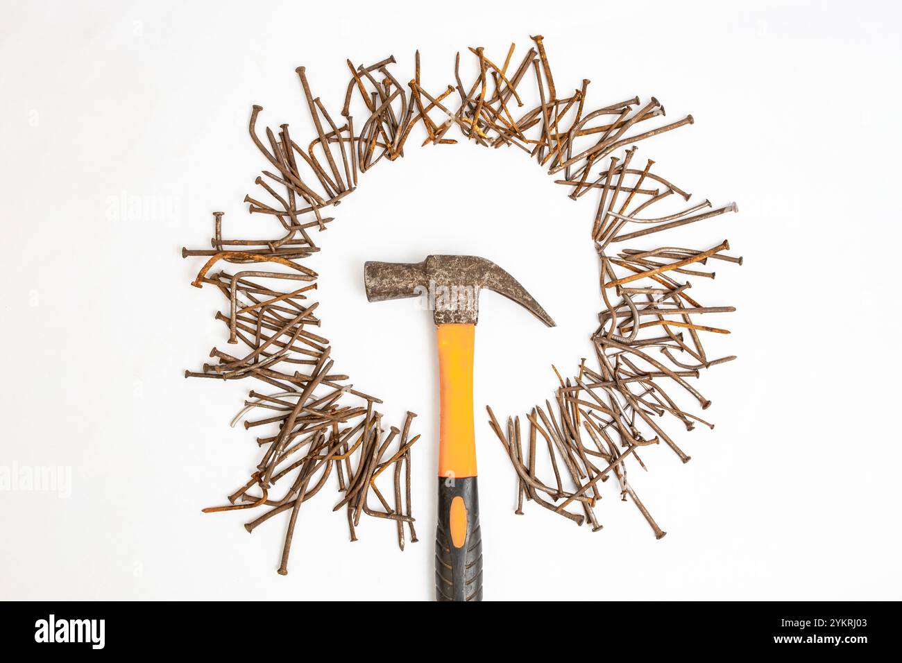 Saint aura realizzata con chiodi arrugginiti ricurvi che circondano la testa di un martello da carpenteria Foto Stock