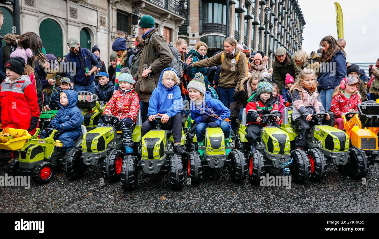 Londra, Regno Unito. 19 novembre 2024. Un numeroso gruppo di bambini allevatori su trattori giocattolo conduce la strada per una processione intorno a Parliament Square. Gli agricoltori, le loro famiglie e i sostenitori protestano nel centro di Londra contro i piani di introdurre una tassa di successione per gli agricoltori. Crediti: Imageplotter/Alamy Live News Foto Stock