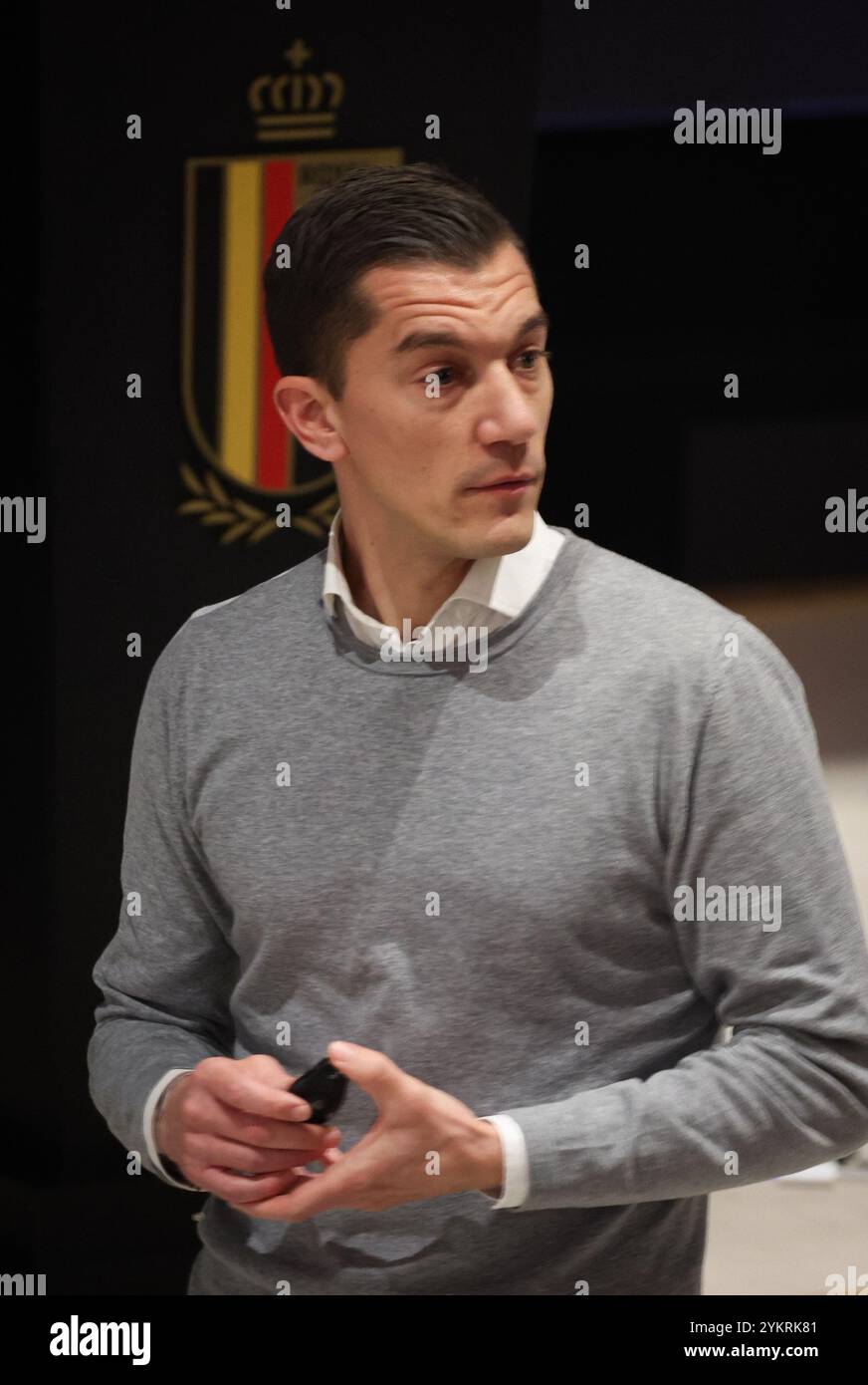 Jonathan Lardot, direttore del dipartimento arbitro della RBFA, nella foto durante il Pro Arferee Club Day, organizzato dalla Pro League e dall'Union belga de Soccer (URBSFA), al Proximus Basecamp, a Tubize, martedì 19 novembre 2024. Il Pro Arferee Club Day è organizzato per fornire informazioni e chiarimenti sulla corretta applicazione delle regole del gioco, sul funzionamento degli arbitri e sulla procedura di designazione delle partite. I club e gli arbitri della Jupiler Pro League sono presenti in questa occasione per lavorare insieme per una migliore comprensione all'interno del calcio professionistico. BELGA FOTO VIRGINIE LEFOUR Foto Stock