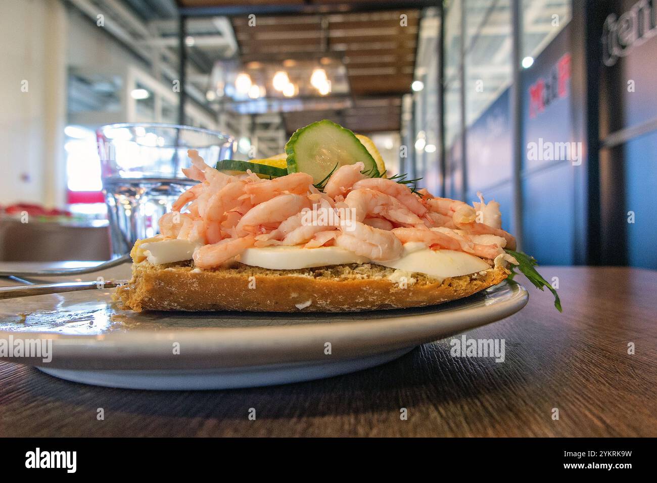 Sandwich con gamberi pelati e maionese in un caffè di Katrineholm in svezia Foto Stock